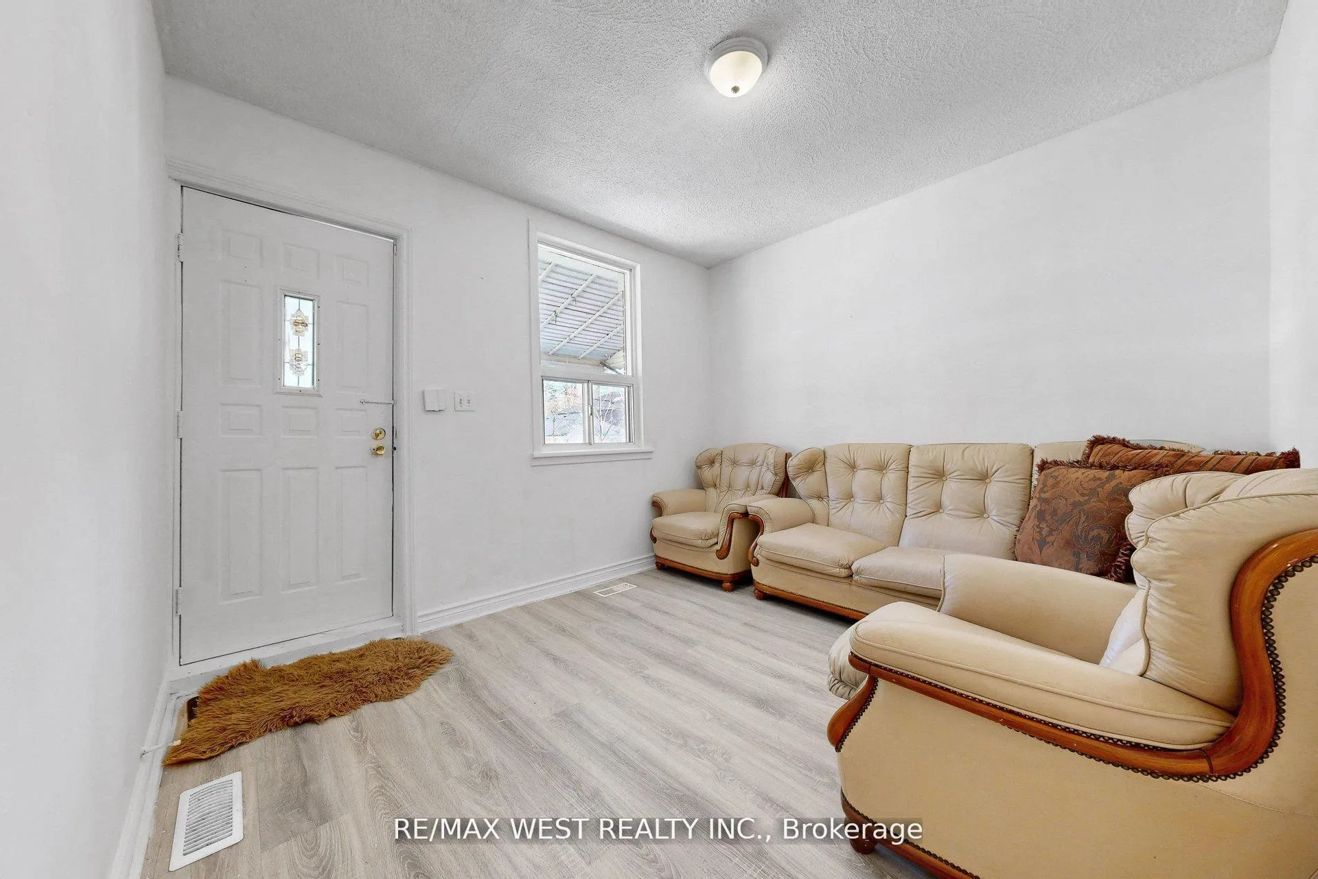 Photo 4 of 538 McRoberts Avenue, Toronto, Caledonia-Fairbank — HOMEH