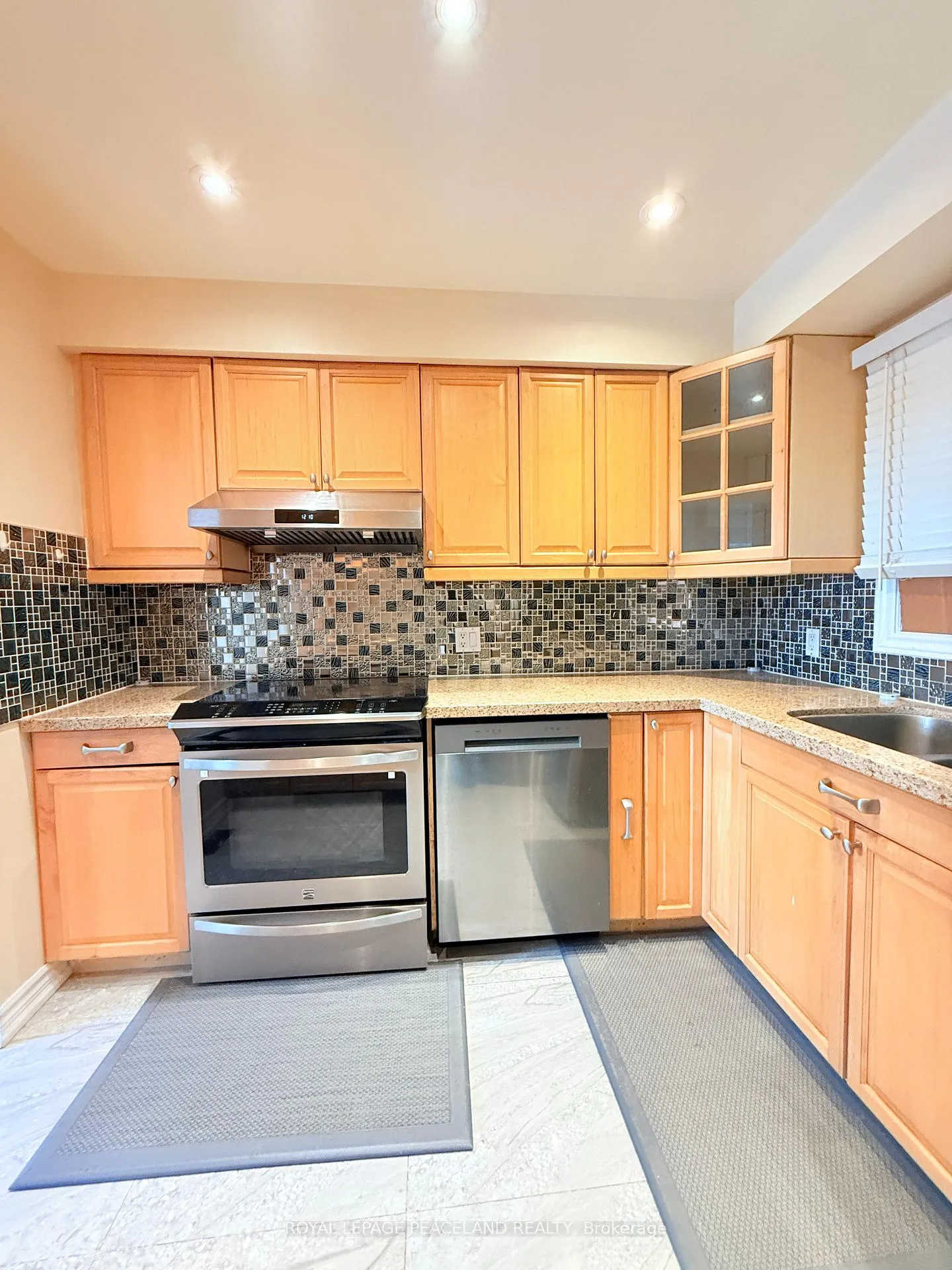 Photo 2 of 16 Madsen Crescent, Markham, Markville — HOMEH