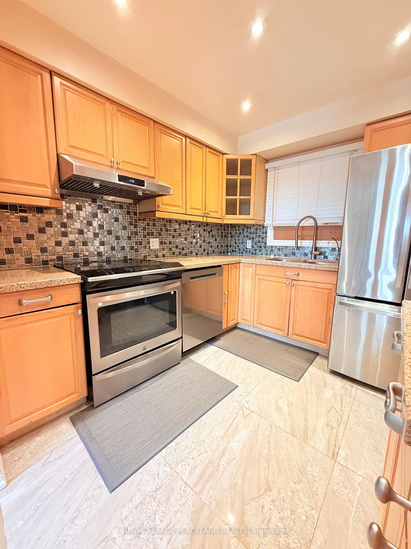 Photo 3 of 16 Madsen Crescent, Markham, Markville — HOMEH