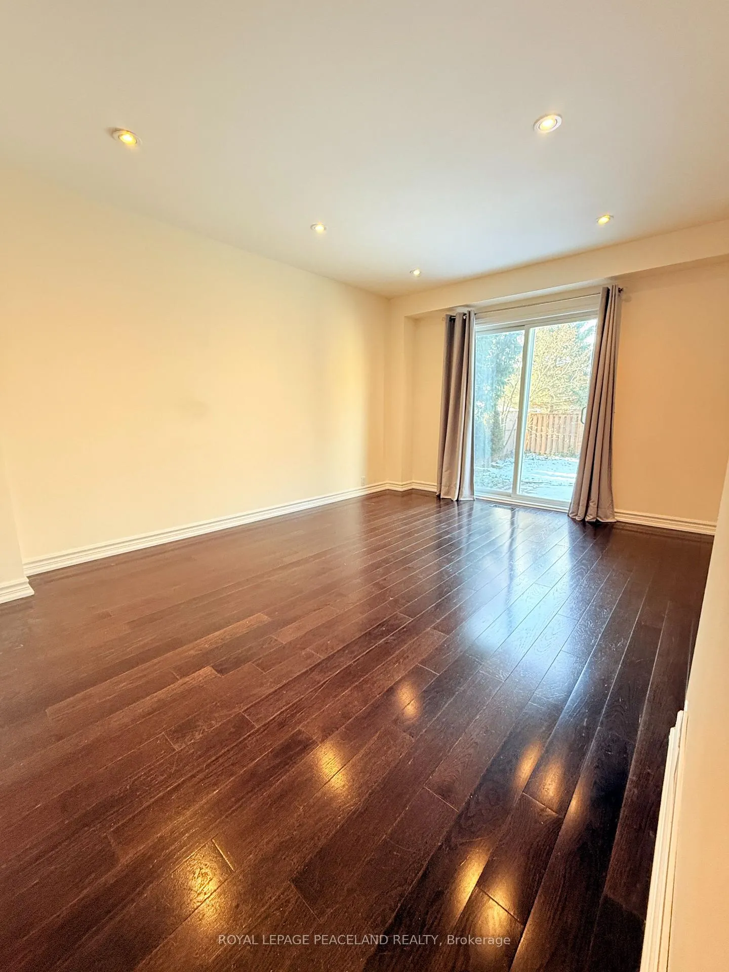 Photo 5 of 16 Madsen Crescent, Markham, Markville — HOMEH