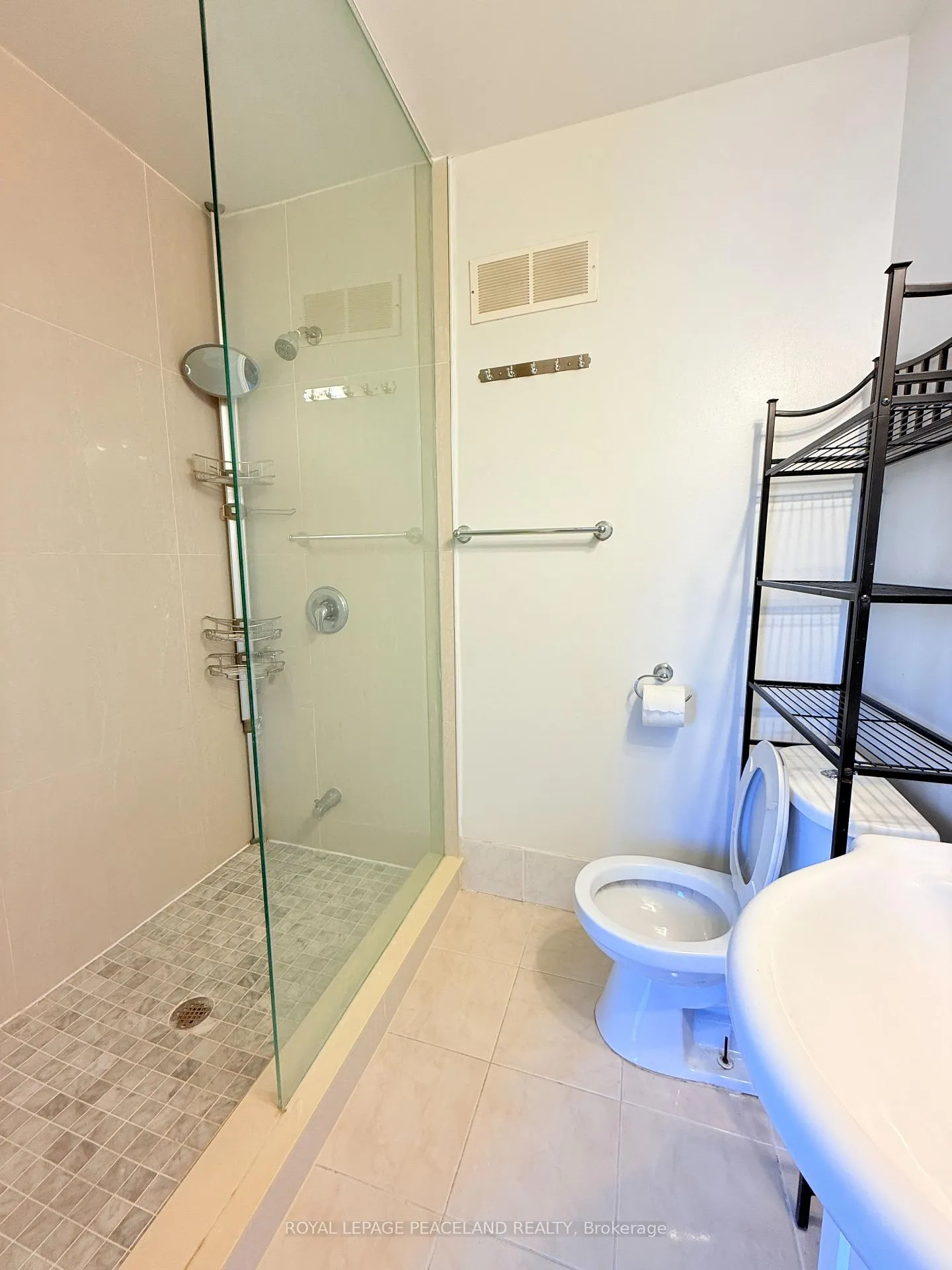 Photo 10 of 16 Madsen Crescent, Markham, Markville — HOMEH