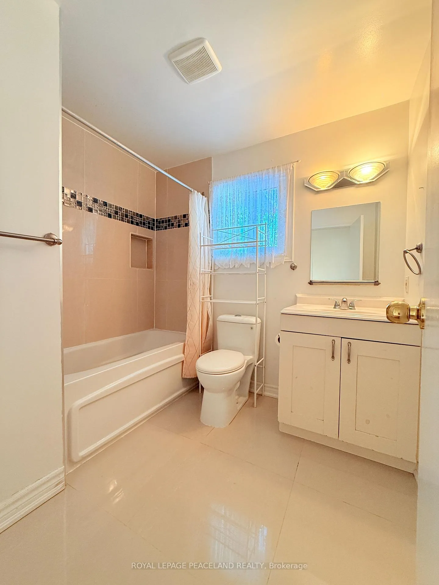 Photo 12 of 16 Madsen Crescent, Markham, Markville — HOMEH