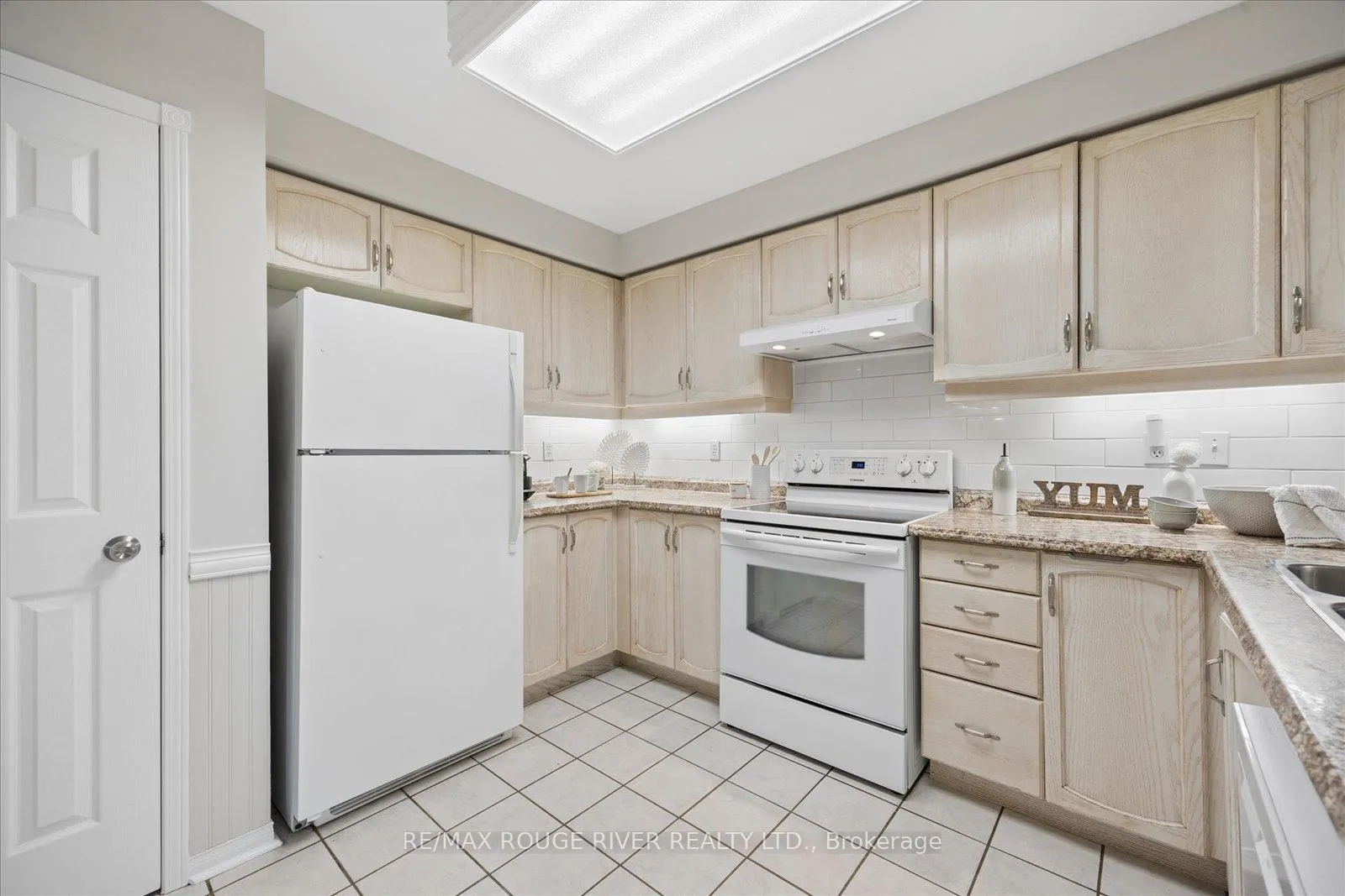 Photo 6 of 33 Shore Avenue, Whitby, Rolling Acres — HOMEH