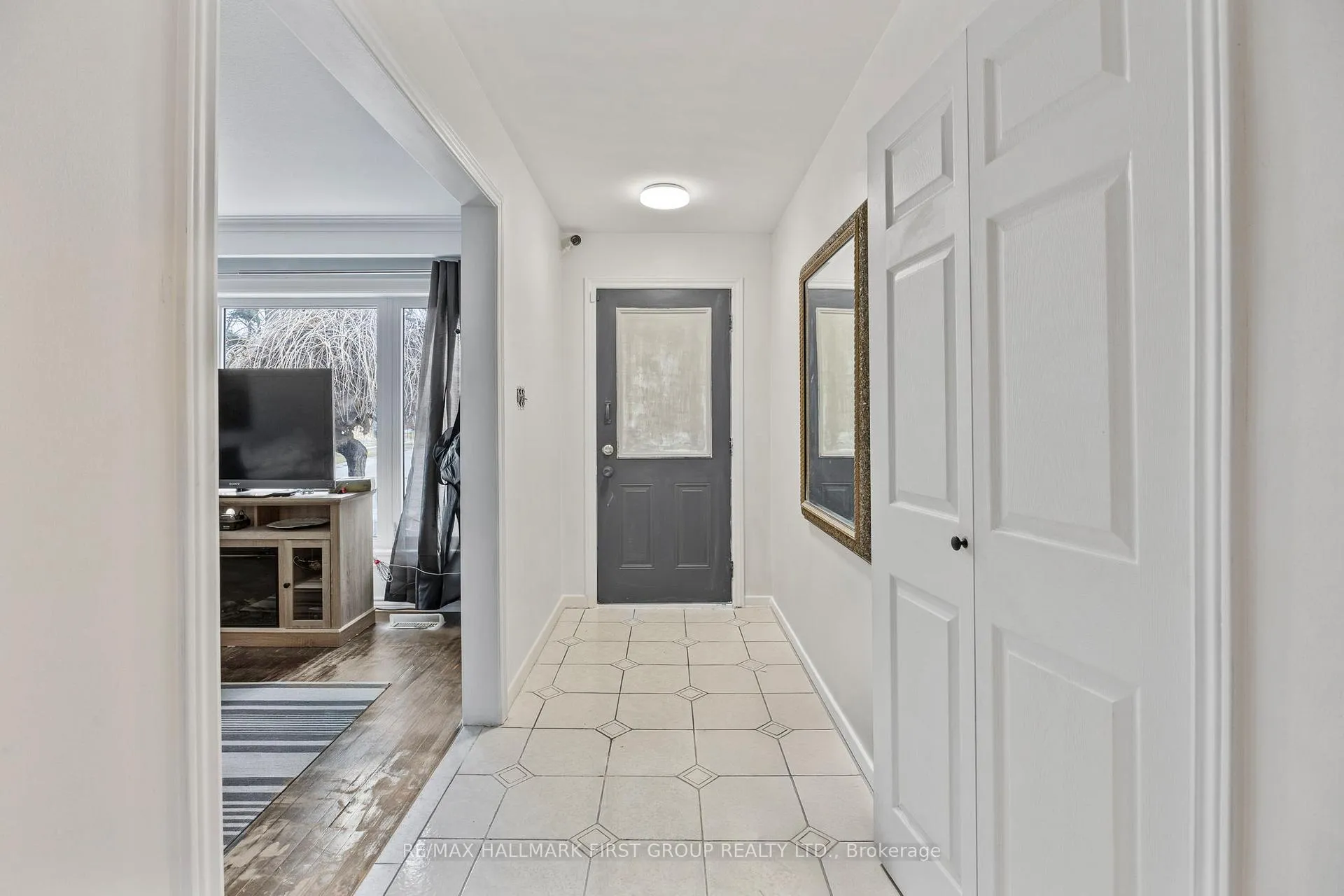 Photo 2 of 7 Dawson Crescent, Halton Hills, Georgetown — HOMEH