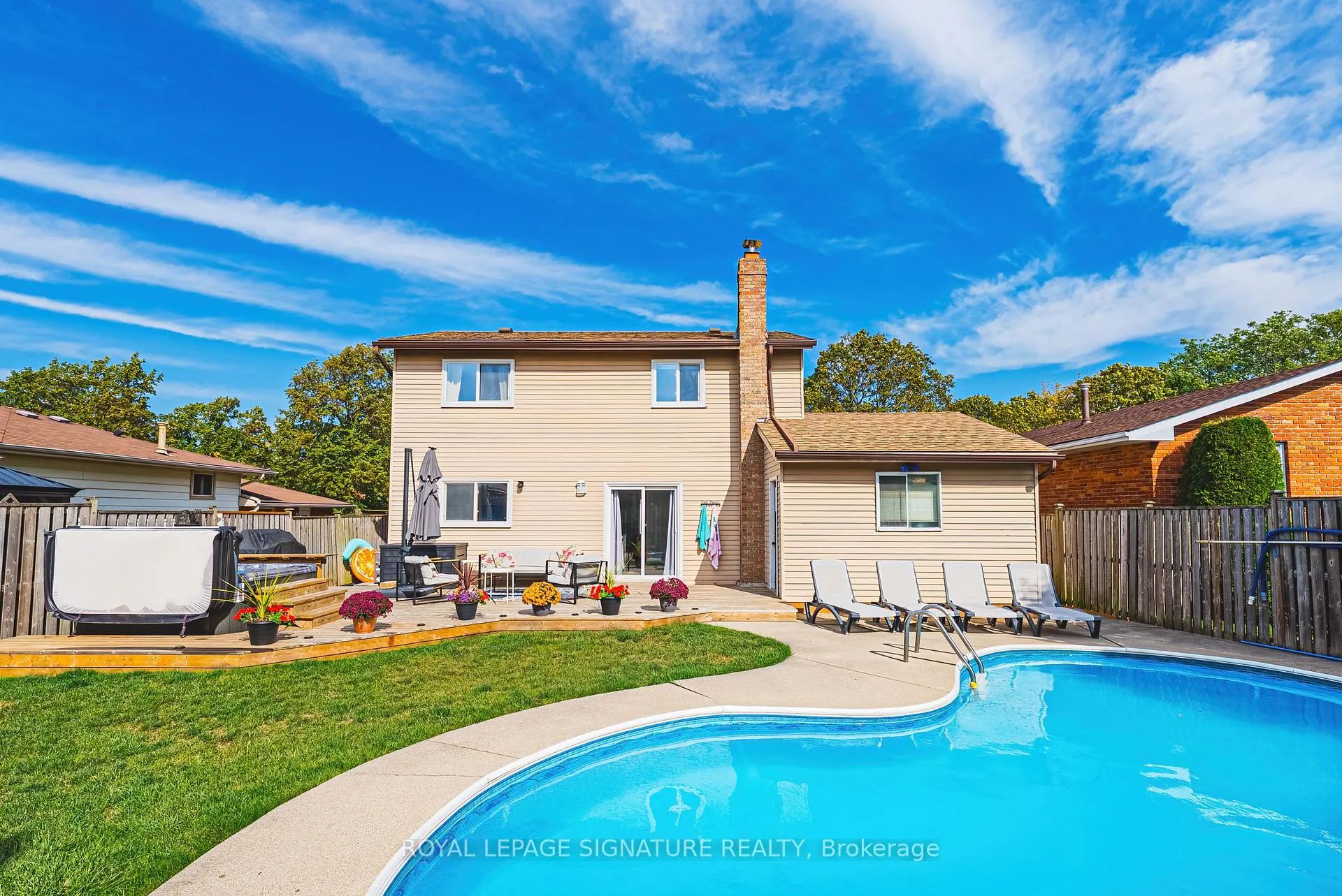 Photo 2 of 16 Apex Court, Hamilton, Stoney Creek — HOMEH