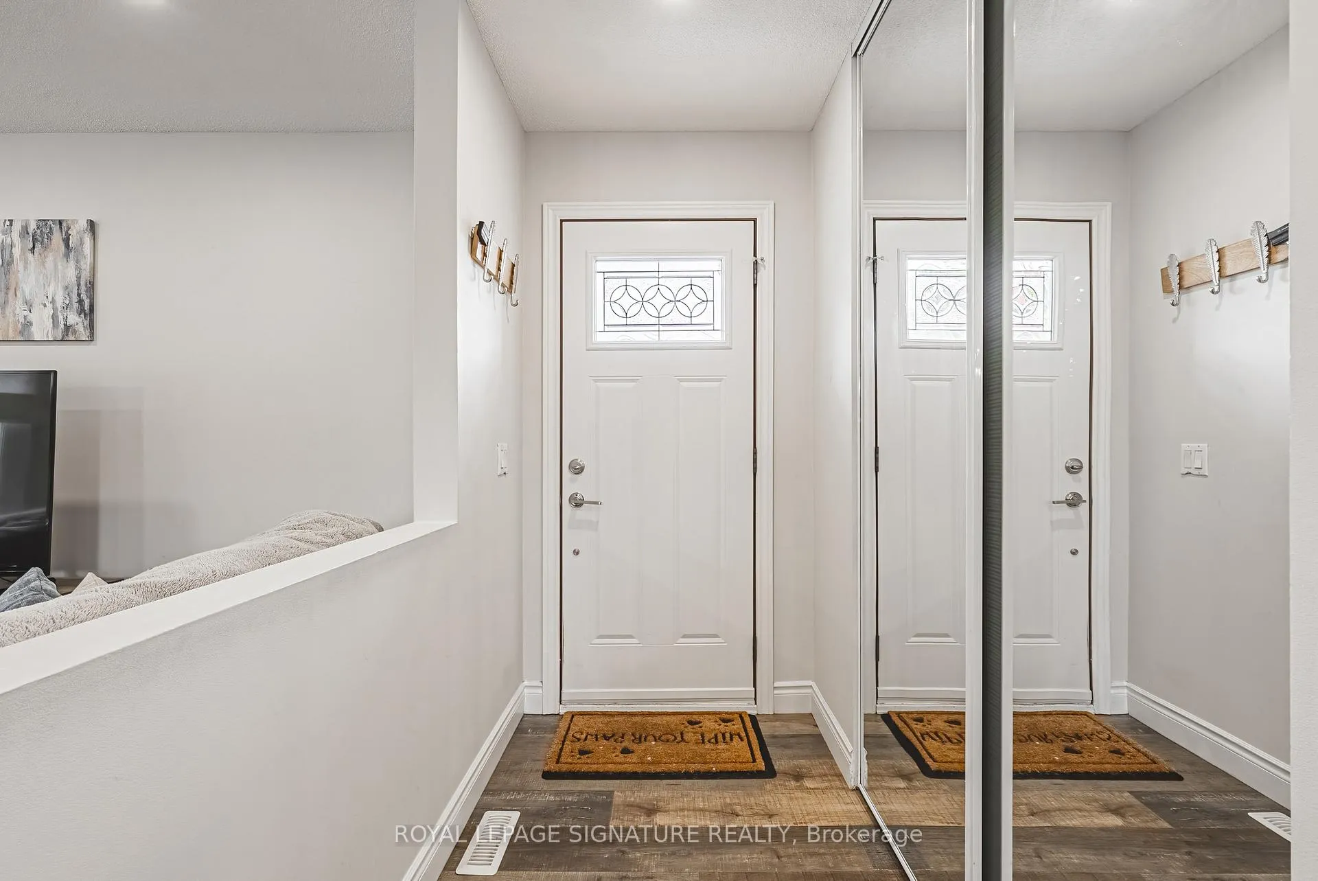 Photo 3 of 16 Apex Court, Hamilton, Stoney Creek — HOMEH