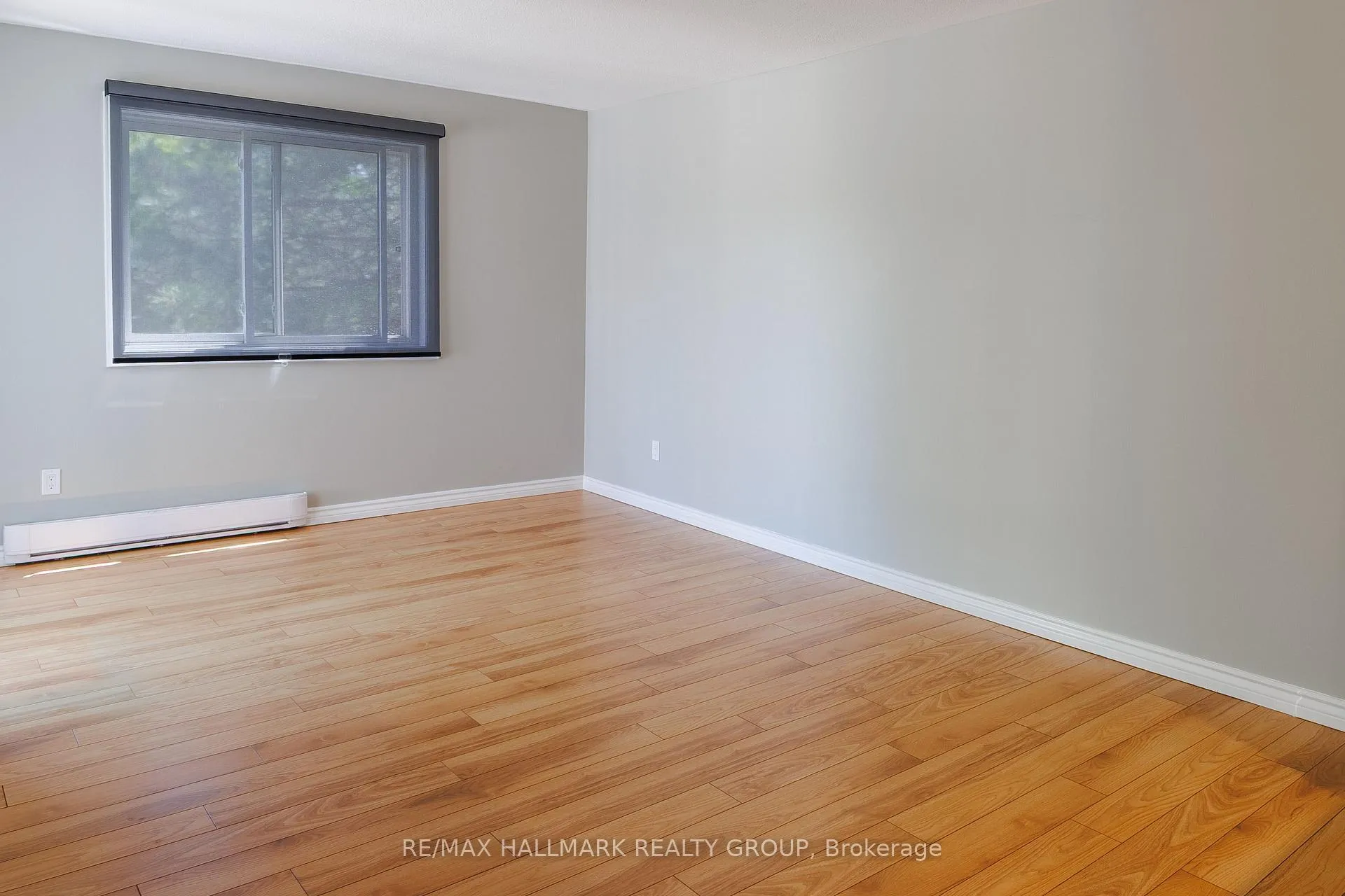 Photo 3 of Unit 406, 280 Brittany Drive, Ottawa, Viscount Alexander Park — HOMEH