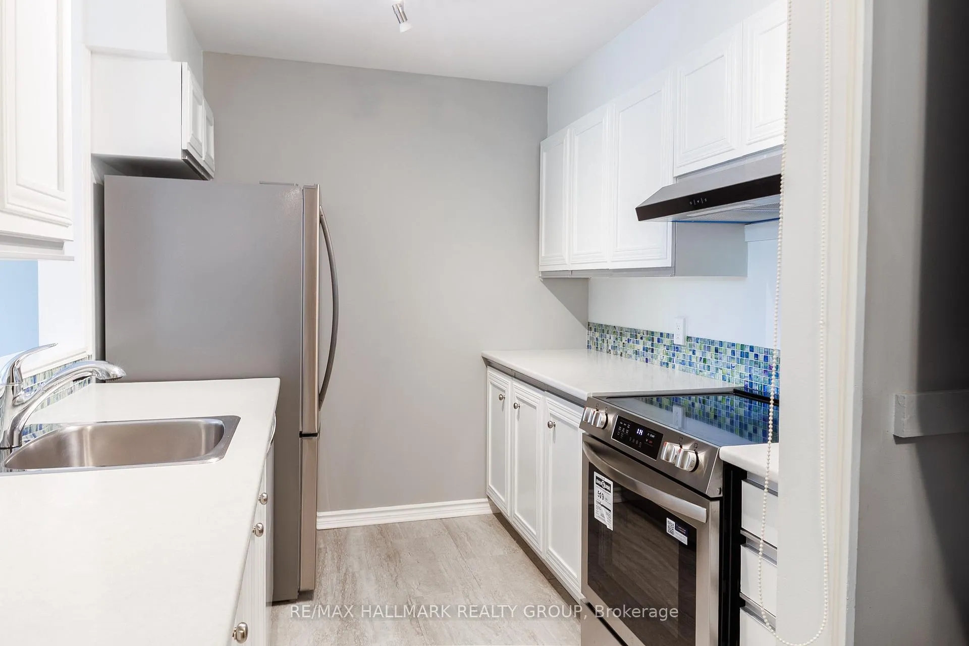 Photo 6 of Unit 406, 280 Brittany Drive, Ottawa, Viscount Alexander Park — HOMEH