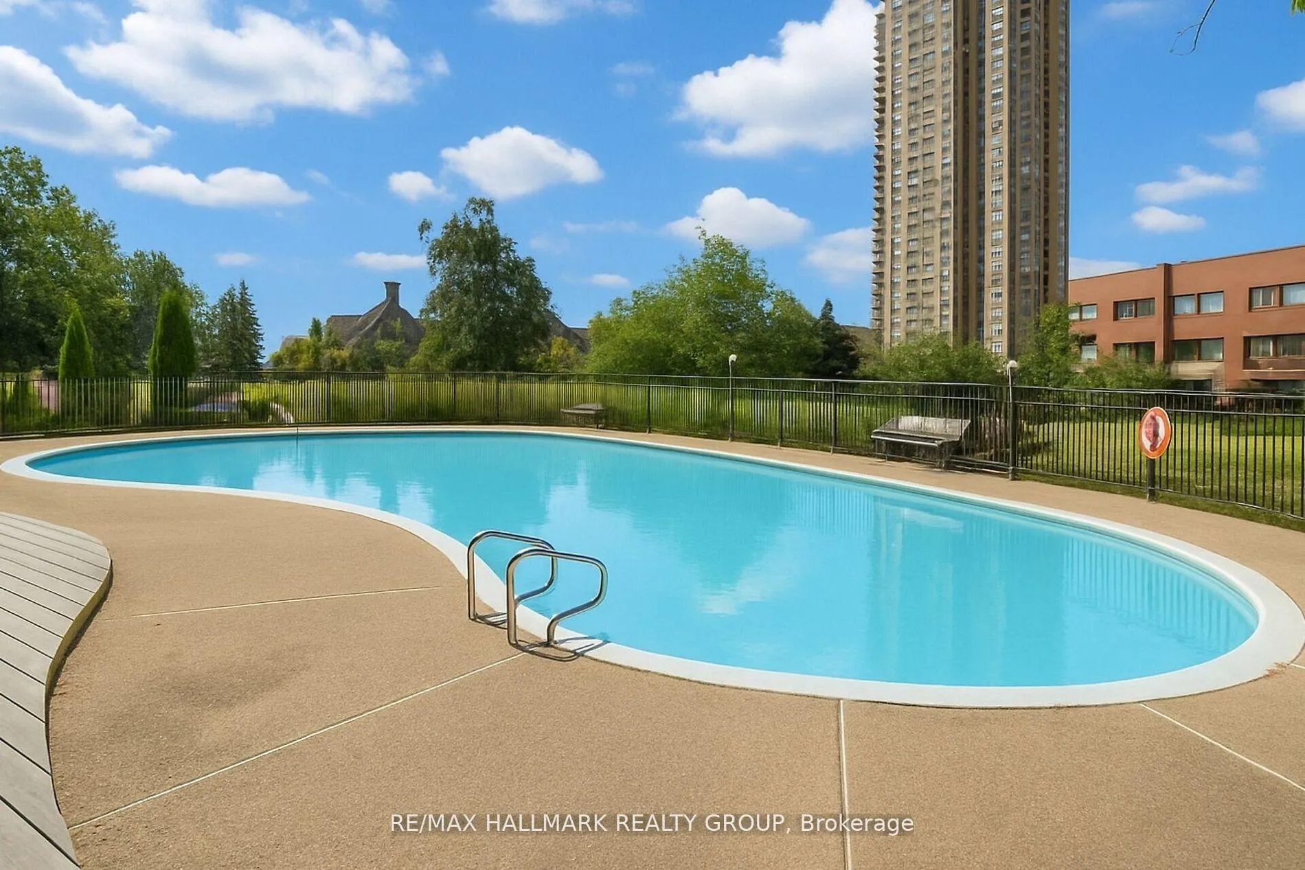 Photo 18 of Unit 406, 280 Brittany Drive, Ottawa, Viscount Alexander Park — HOMEH