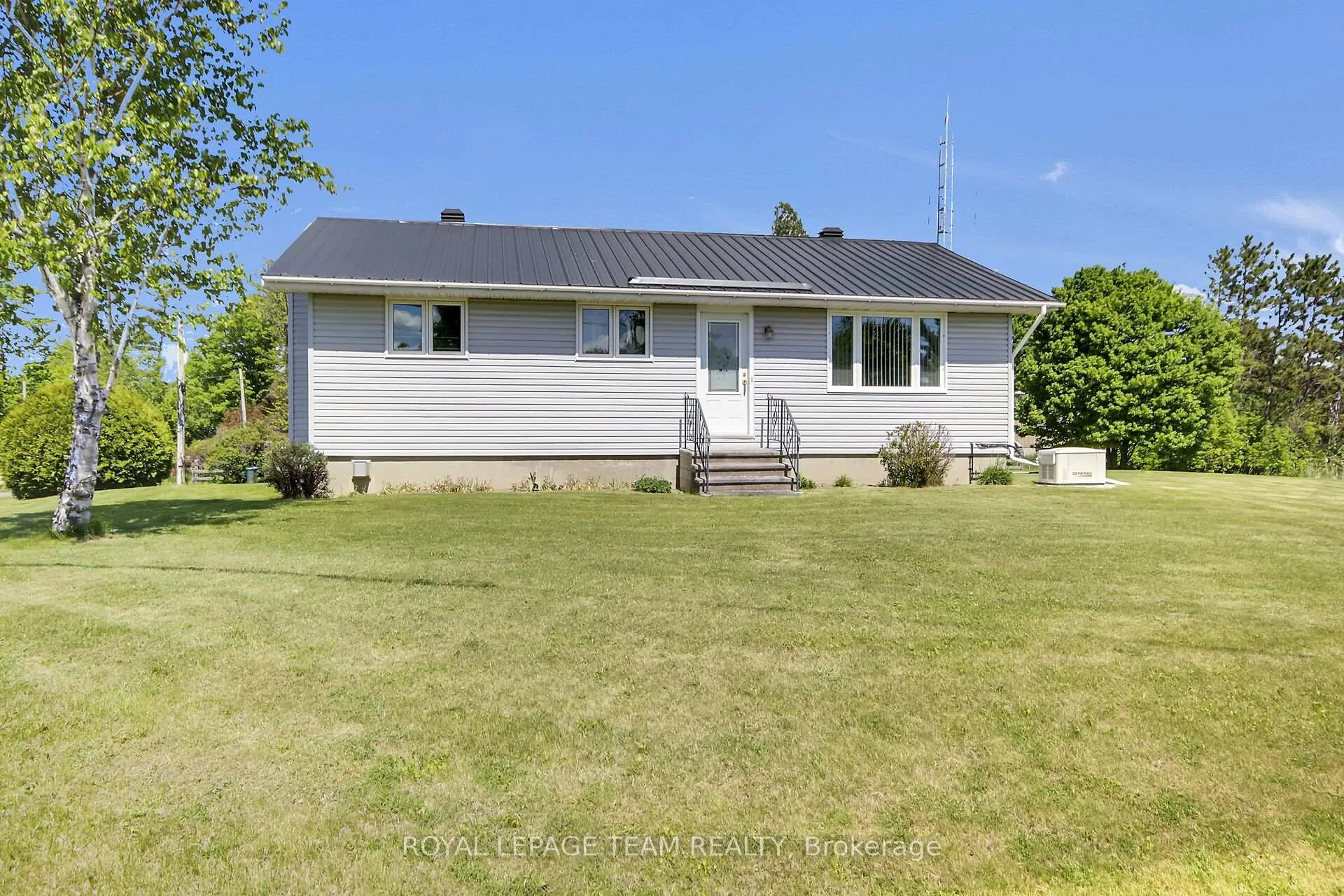 Photo 4 of 929 Munro Drive, McNab/Braeside, Mcnab/Braeside Twps — HOMEH