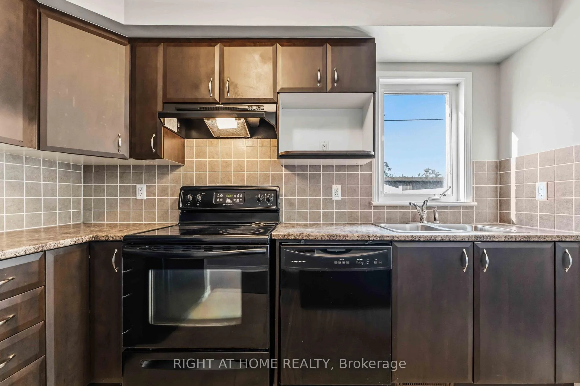 Photo 10 of 227 Keltie Private, Ottawa, Barrhaven - Longfields — HOMEH