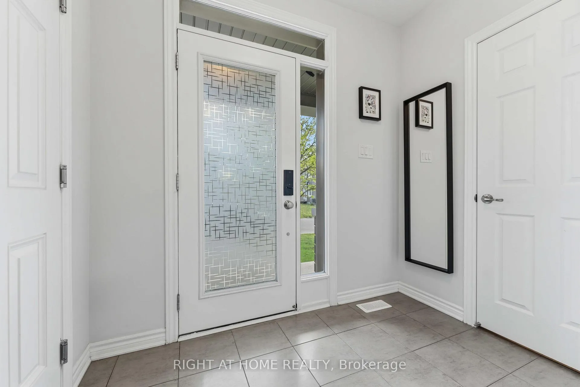 Photo 3 of 508 Roundleaf Way, Ottawa, Kanata - Emerald Meadows/Trailwest — HOMEH