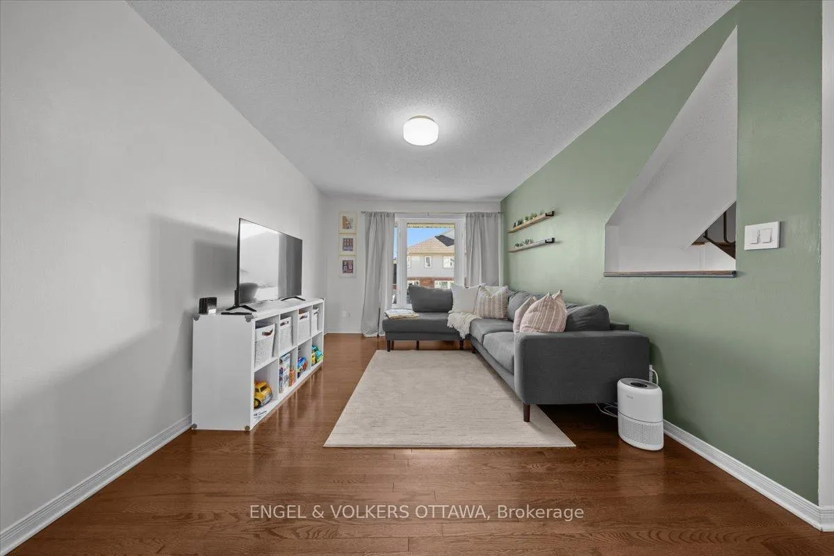 Photo 6 of 241 Monterey Drive, Ottawa, Leslie Park — HOMEH