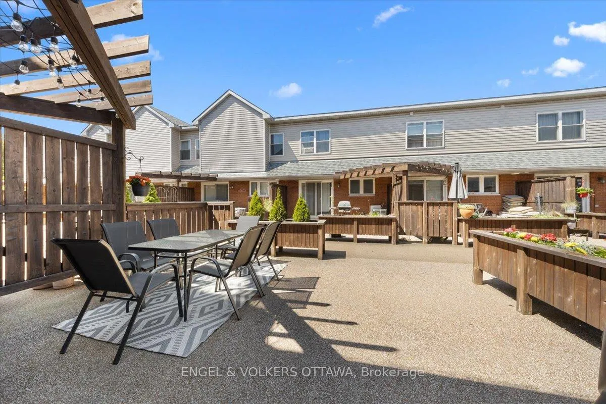 Photo 33 of 241 Monterey Drive, Ottawa, Leslie Park — HOMEH
