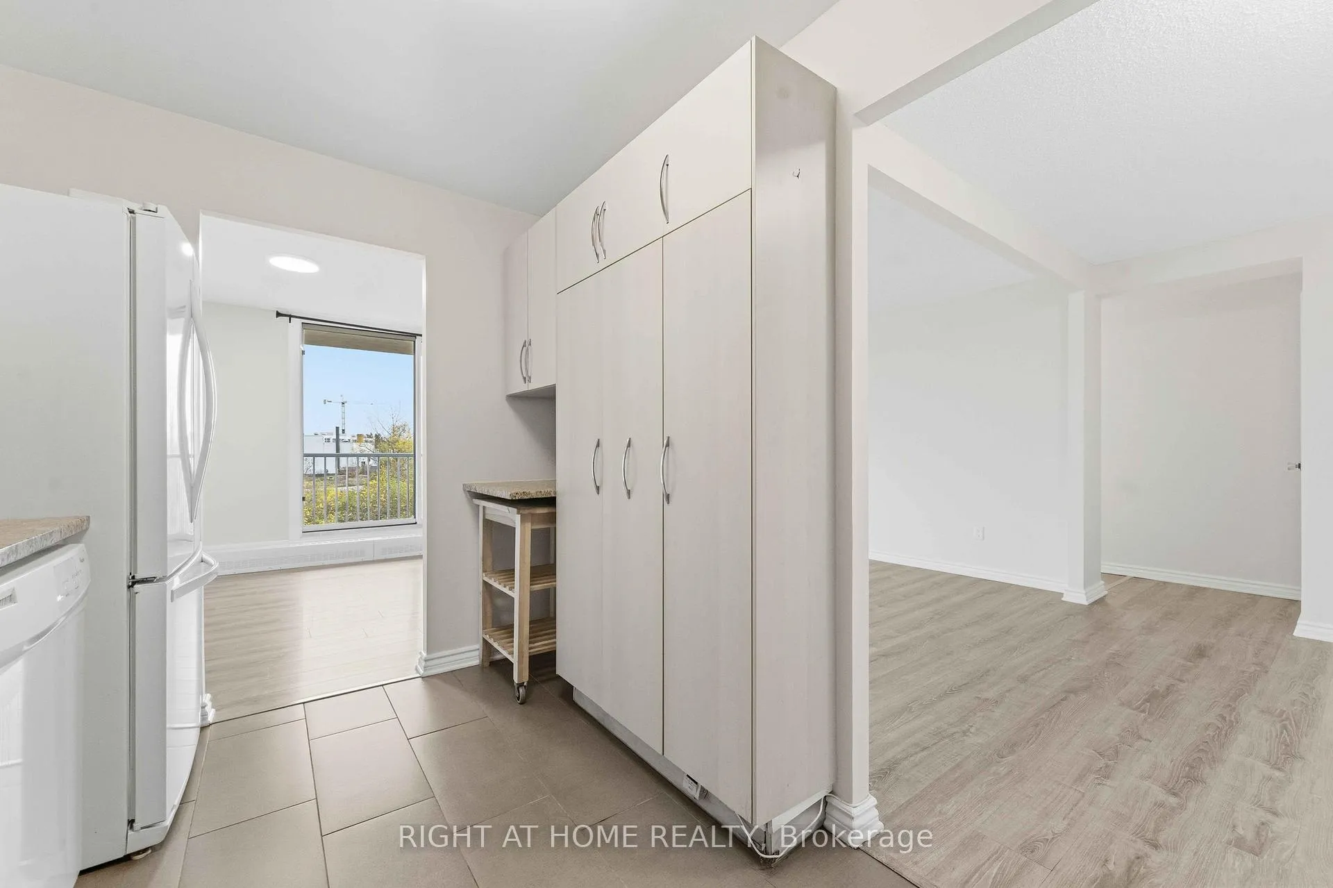 Photo 9 of Unit 311, 665 Bathgate Drive, Ottawa, Carson Meadows — HOMEH