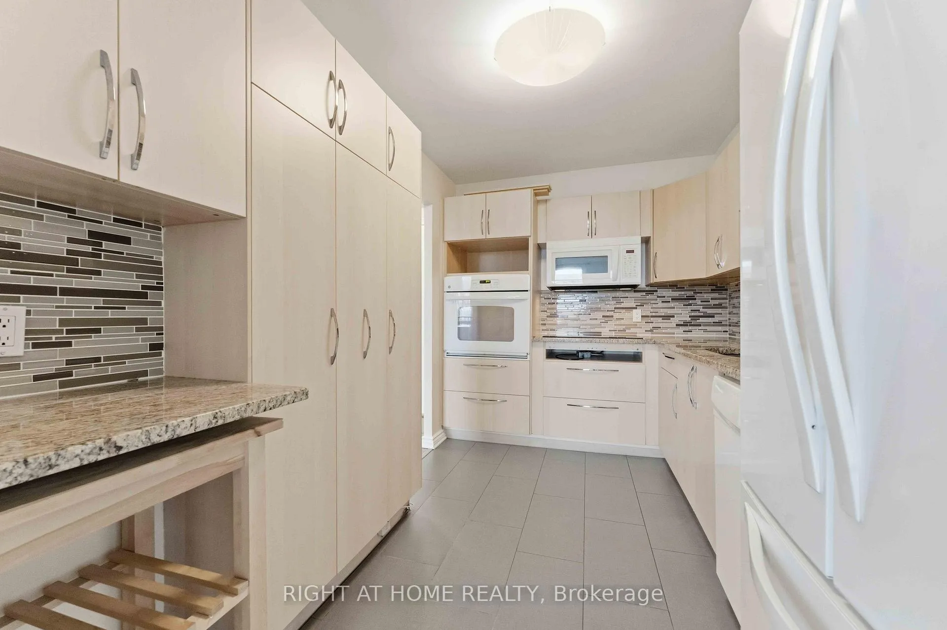 Photo 11 of Unit 311, 665 Bathgate Drive, Ottawa, Carson Meadows — HOMEH