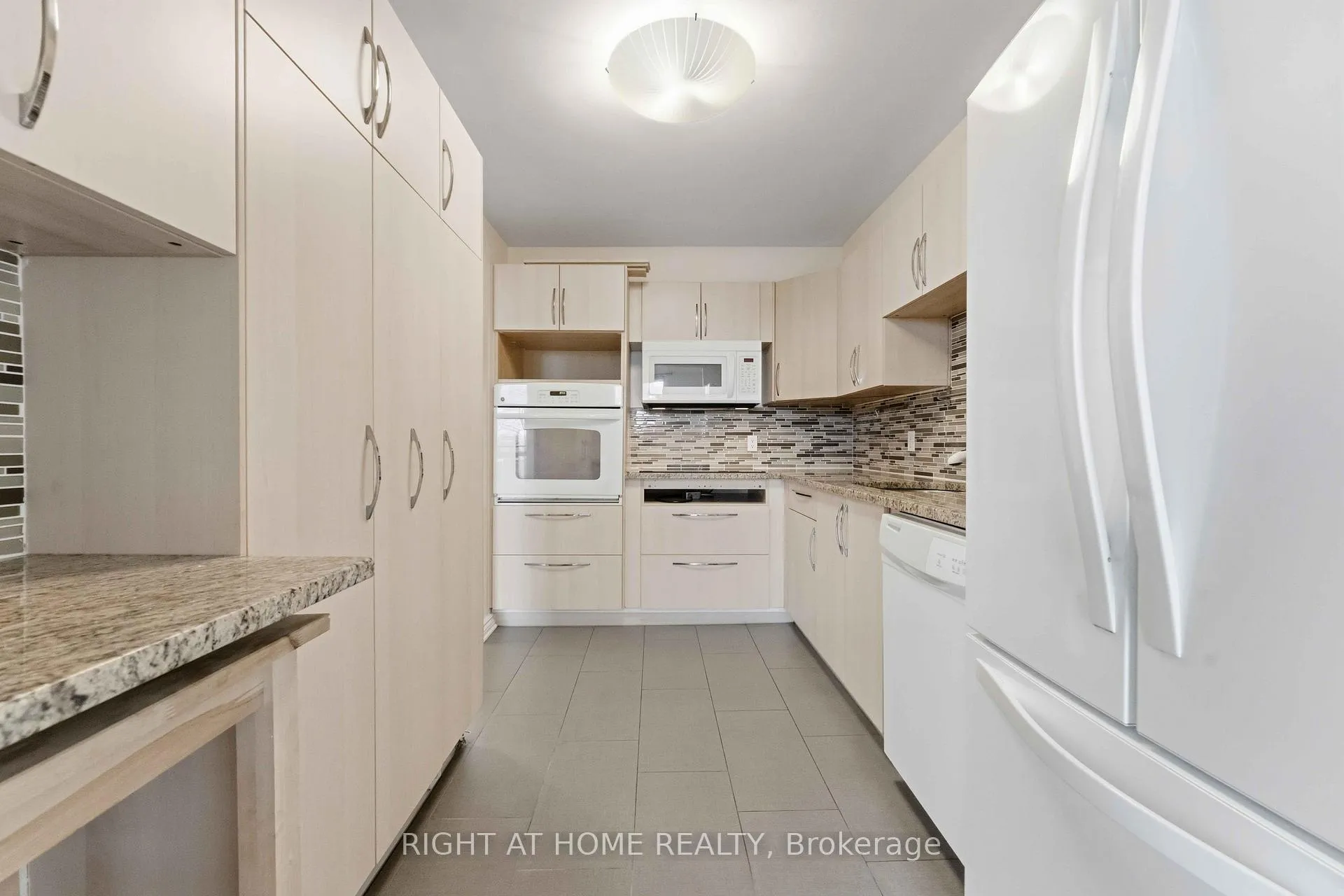 Photo 12 of Unit 311, 665 Bathgate Drive, Ottawa, Carson Meadows — HOMEH