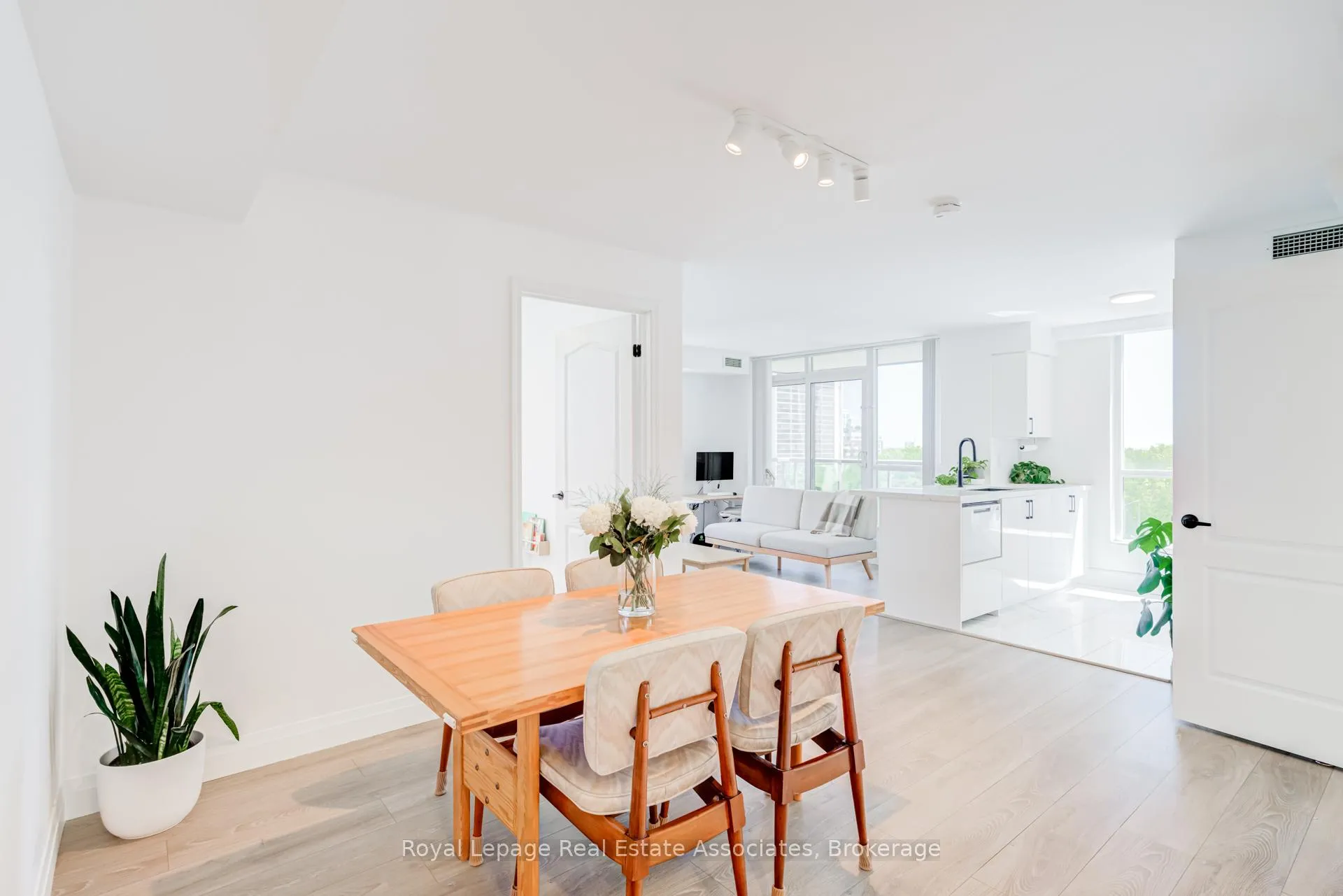 Photo 4 of Unit 705, 70 High Park Avenue, Toronto, High Park North — HOMEH