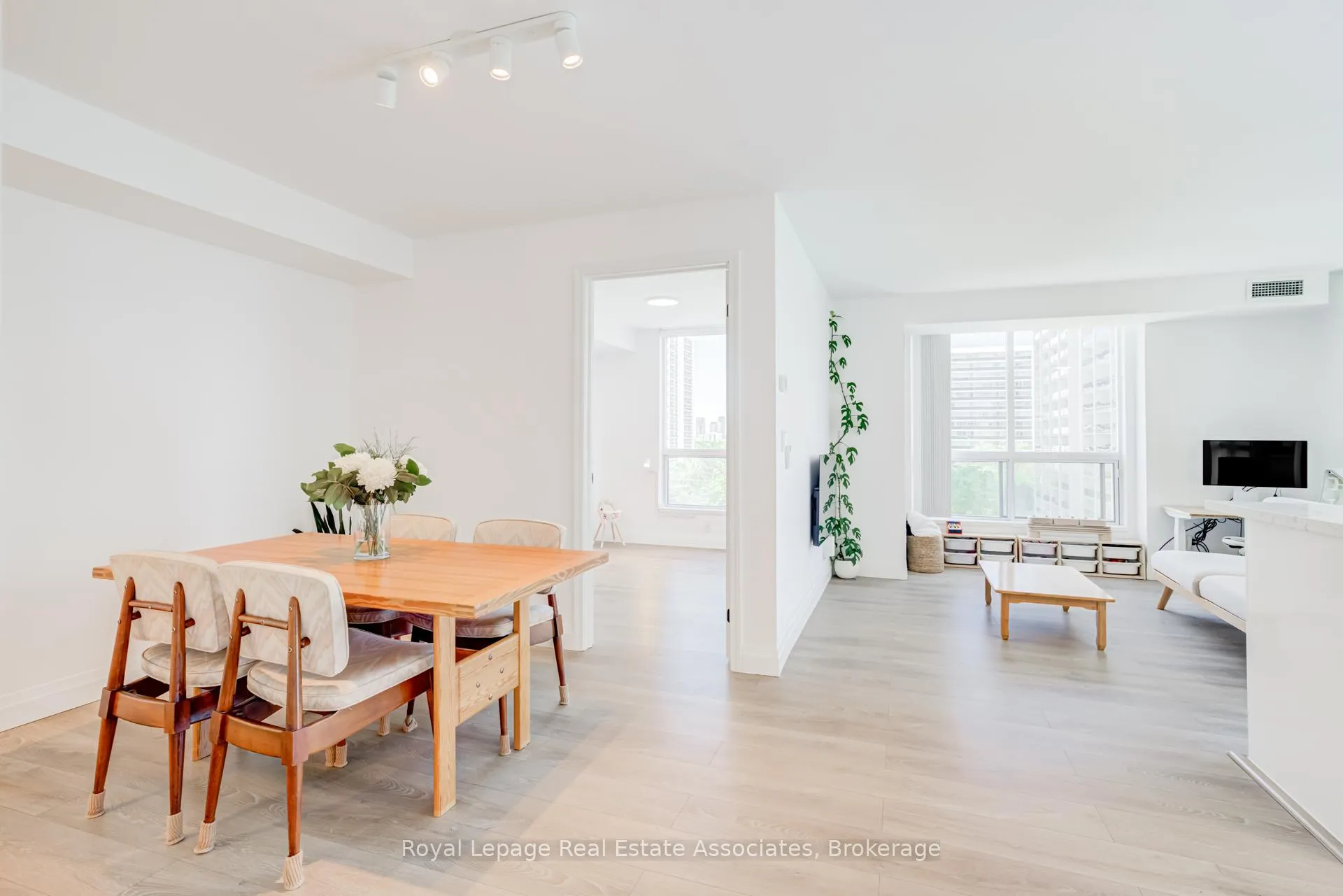 Photo 5 of Unit 705, 70 High Park Avenue, Toronto, High Park North — HOMEH
