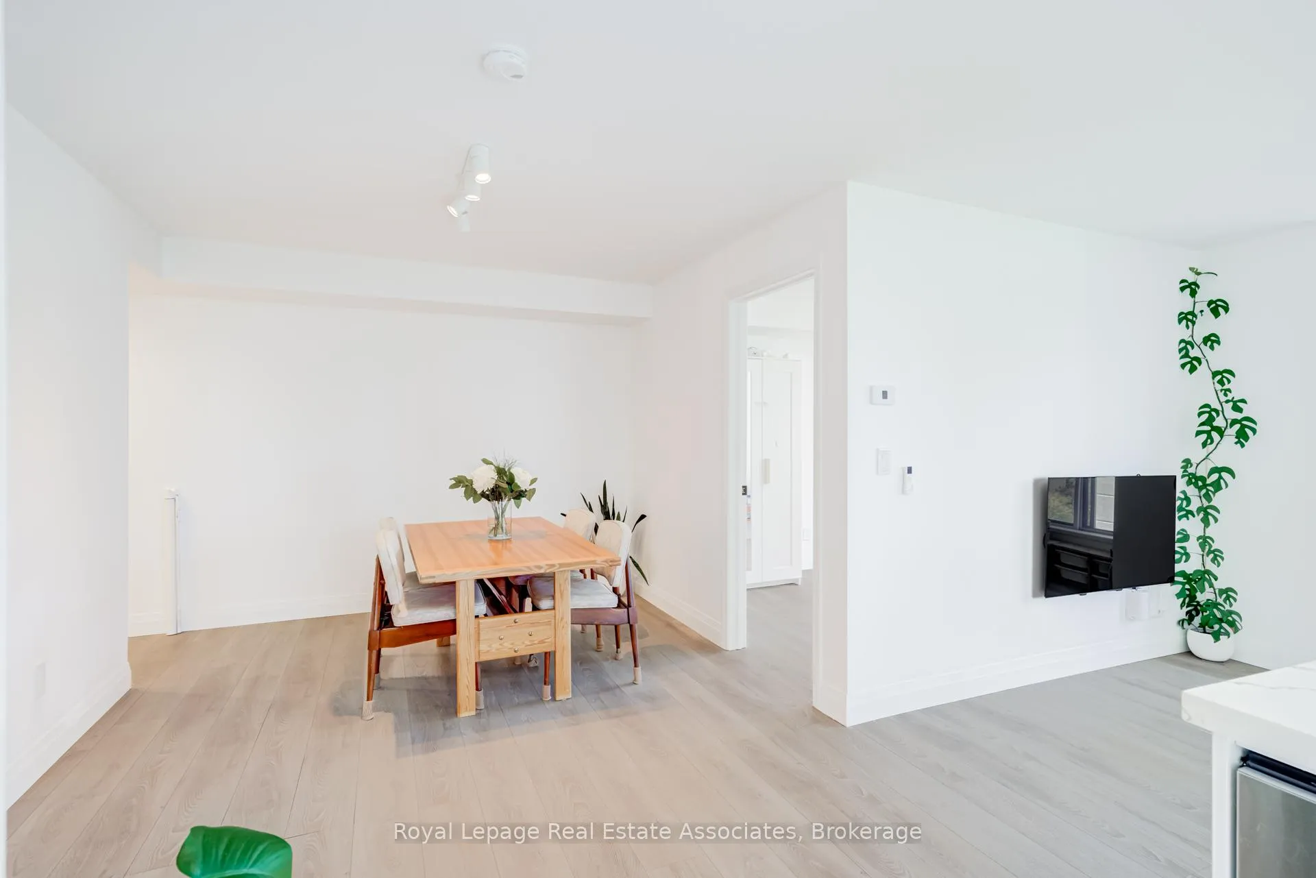 Photo 6 of Unit 705, 70 High Park Avenue, Toronto, High Park North — HOMEH