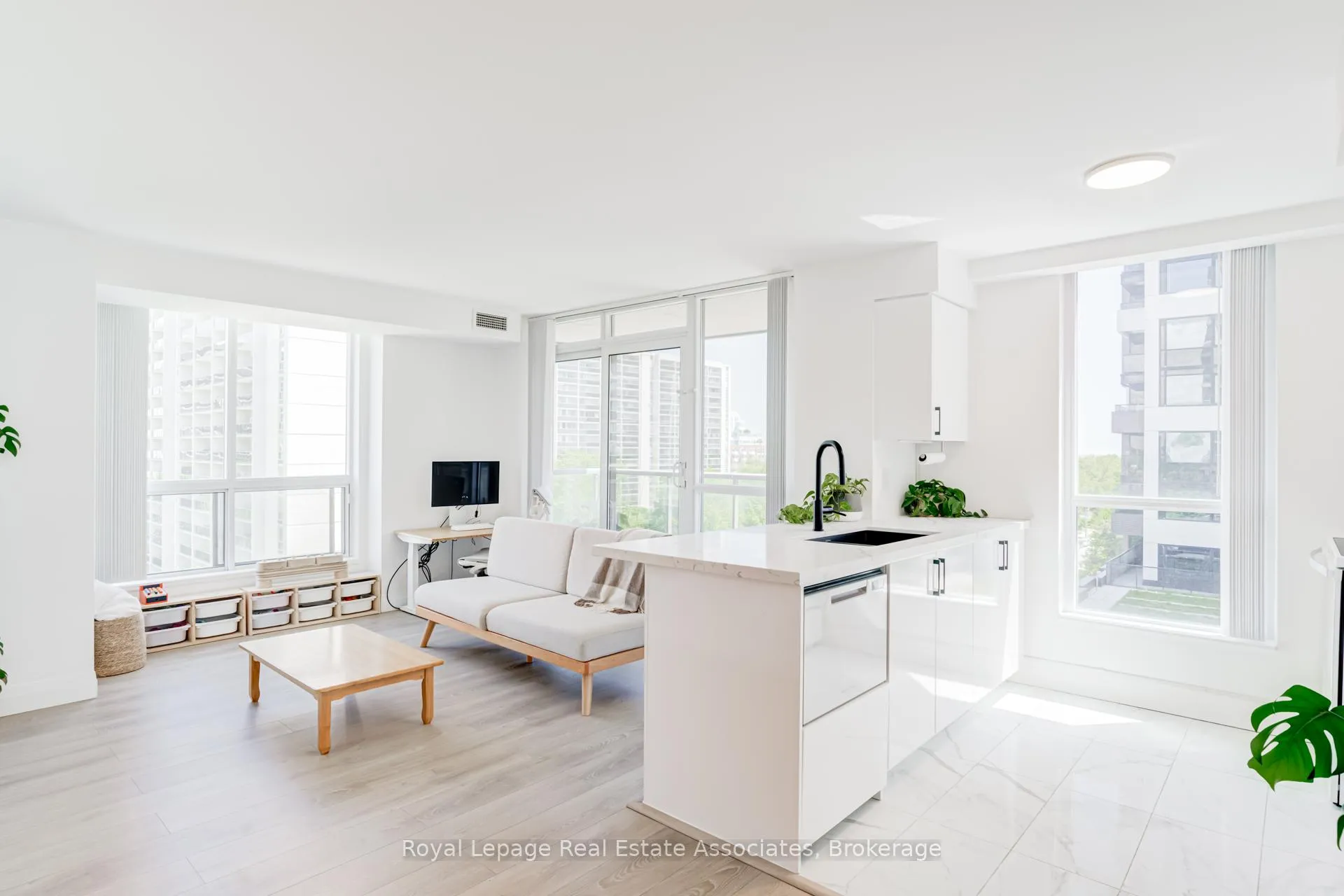 Photo 8 of Unit 705, 70 High Park Avenue, Toronto, High Park North — HOMEH