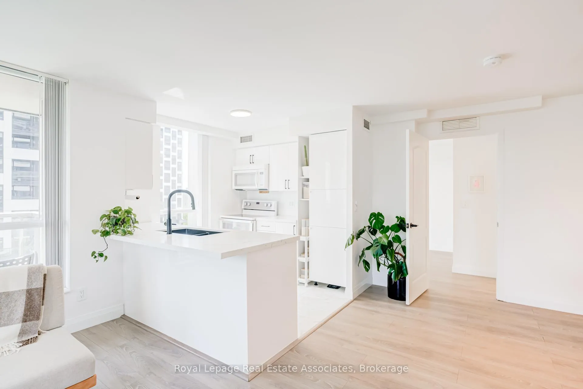 Photo 10 of Unit 705, 70 High Park Avenue, Toronto, High Park North — HOMEH