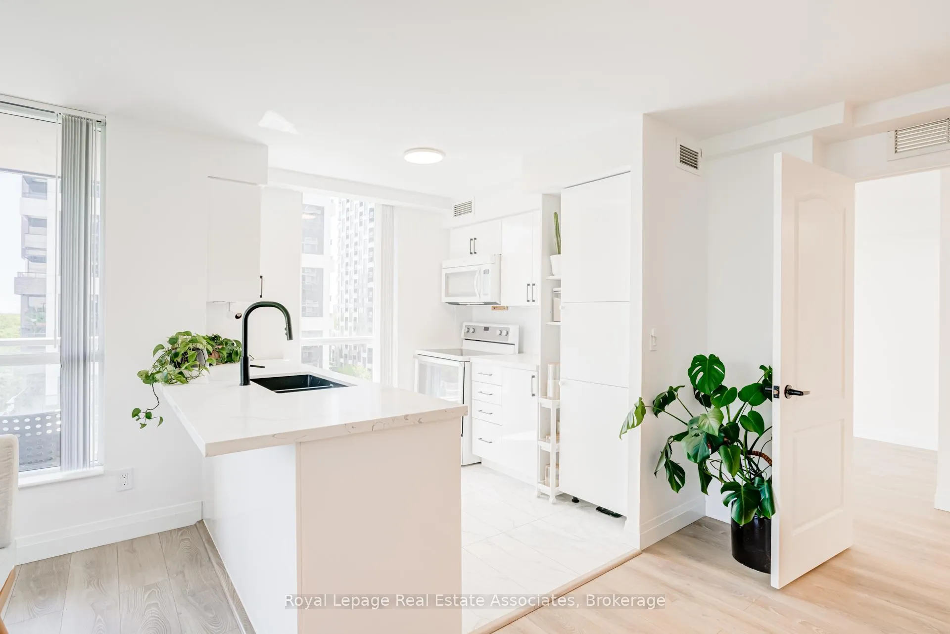 Photo 11 of Unit 705, 70 High Park Avenue, Toronto, High Park North — HOMEH