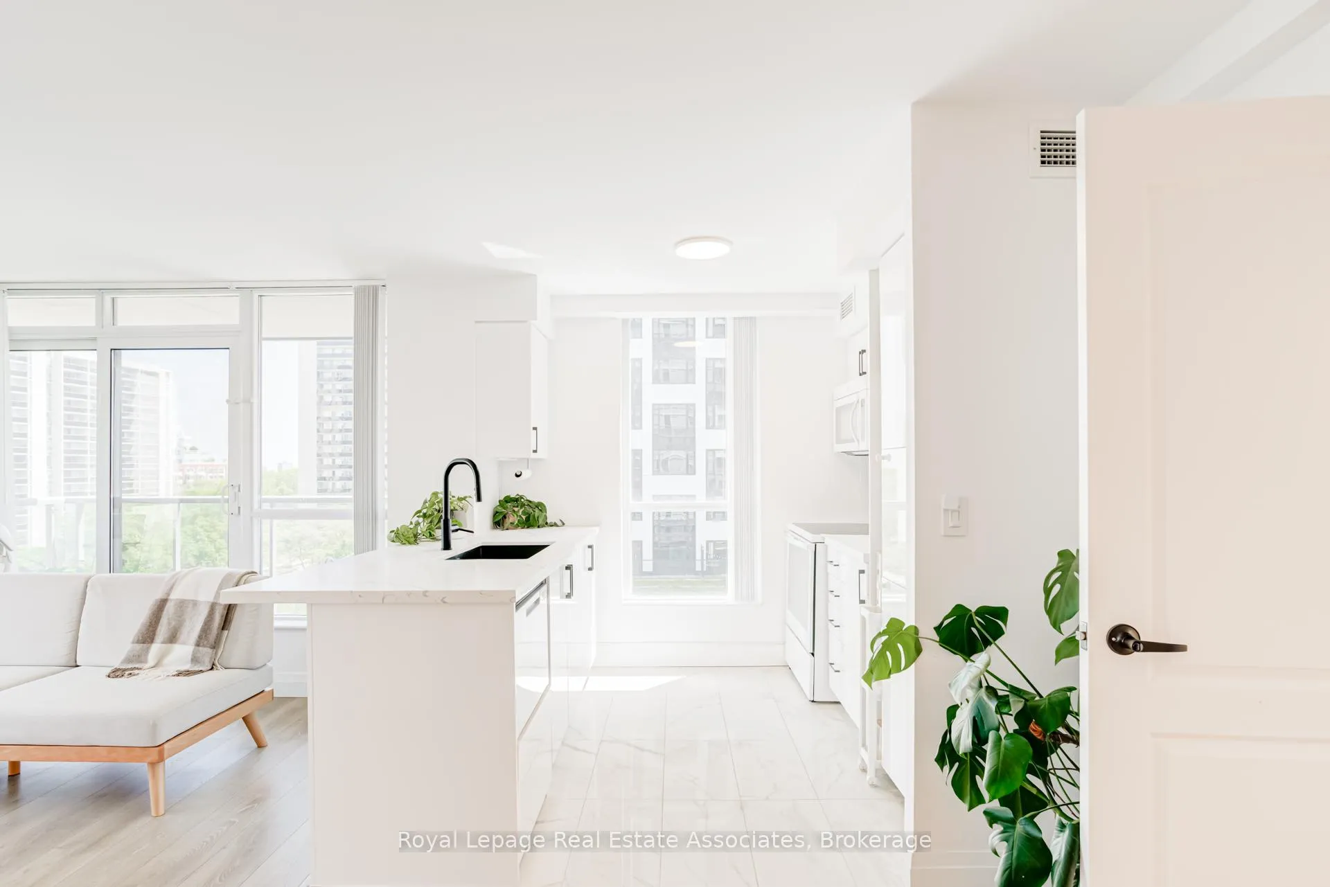 Photo 12 of Unit 705, 70 High Park Avenue, Toronto, High Park North — HOMEH