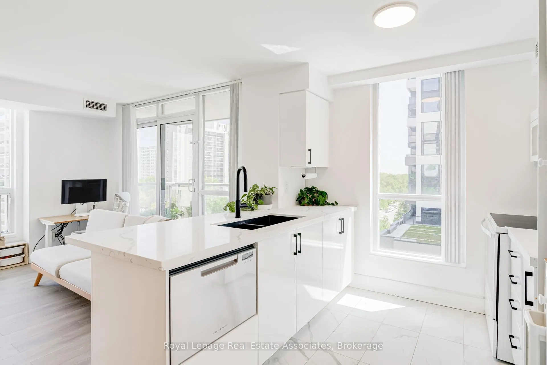 Photo 13 of Unit 705, 70 High Park Avenue, Toronto, High Park North — HOMEH