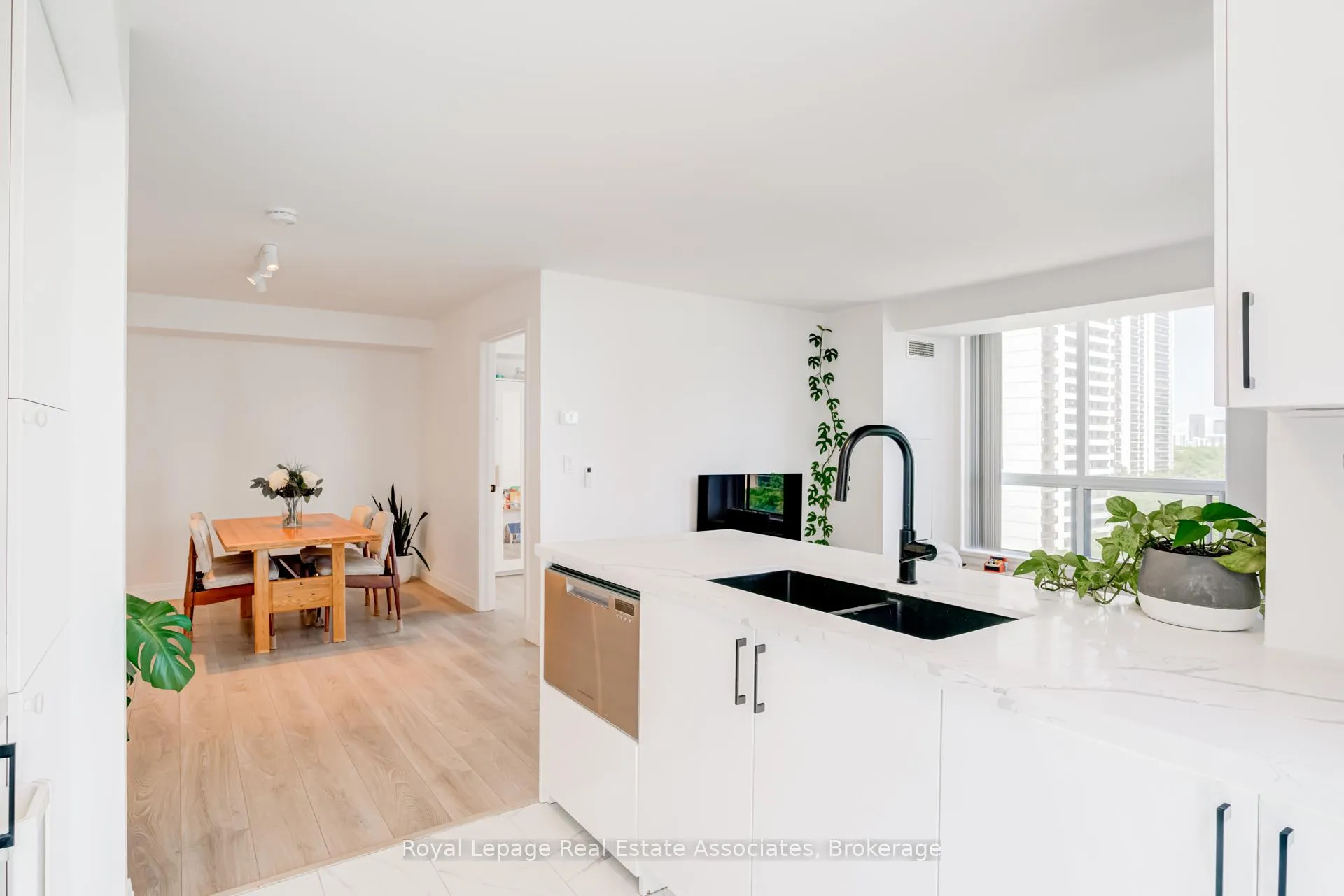 Photo 14 of Unit 705, 70 High Park Avenue, Toronto, High Park North — HOMEH
