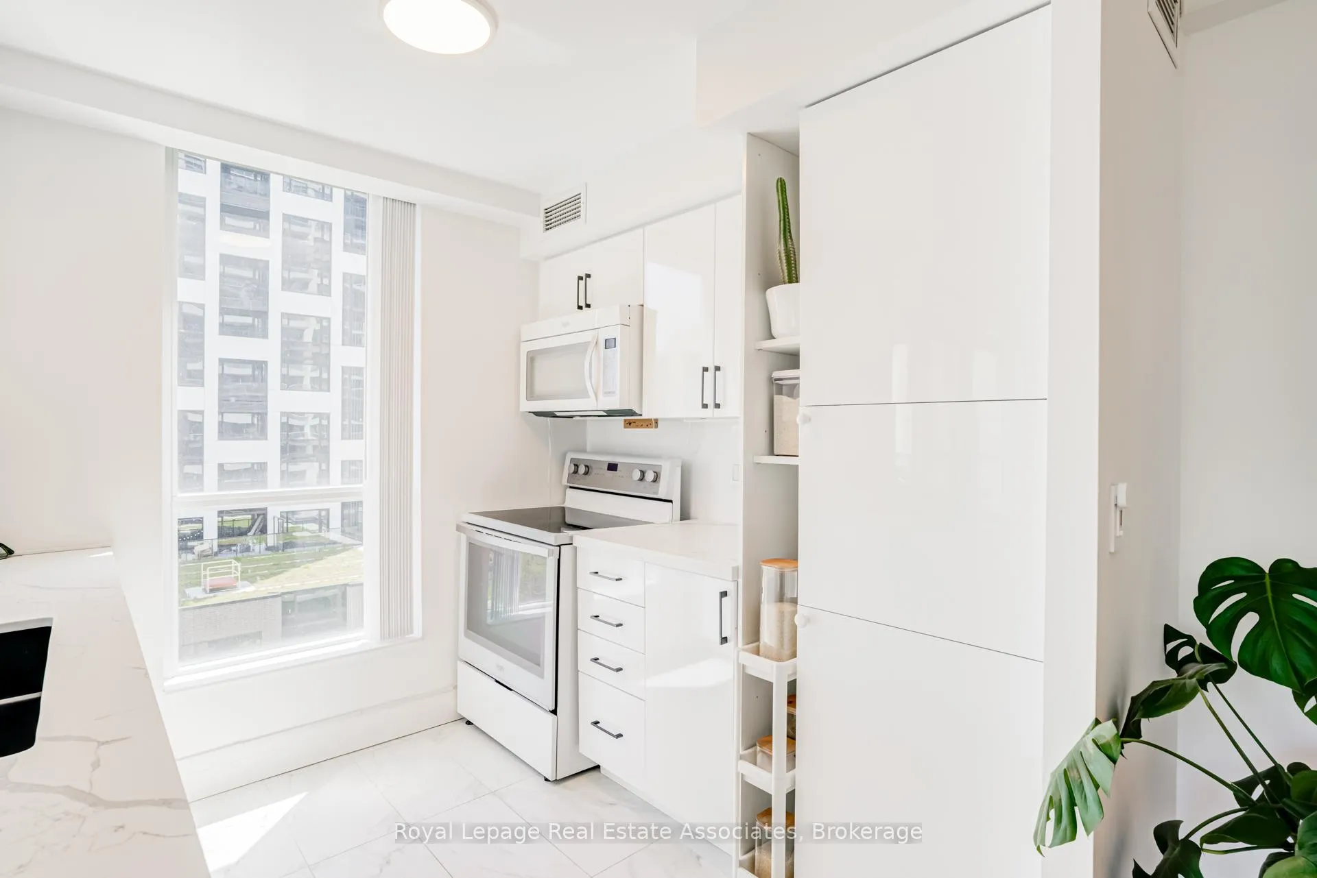 Photo 15 of Unit 705, 70 High Park Avenue, Toronto, High Park North — HOMEH