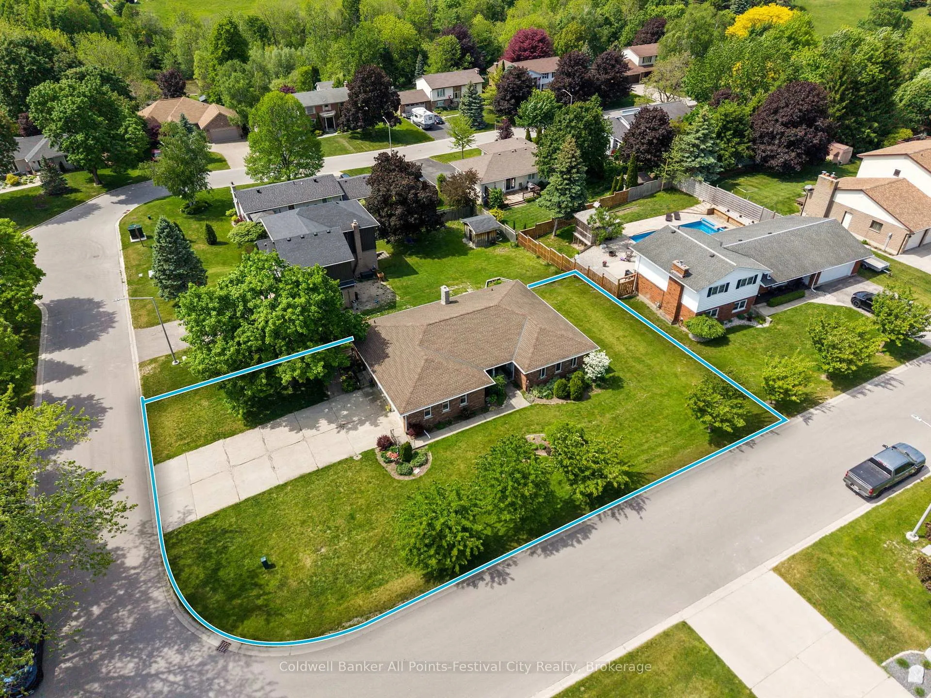 Photo 3 of 30 Mohawk Crescent, Central Huron, Clinton — HOMEH