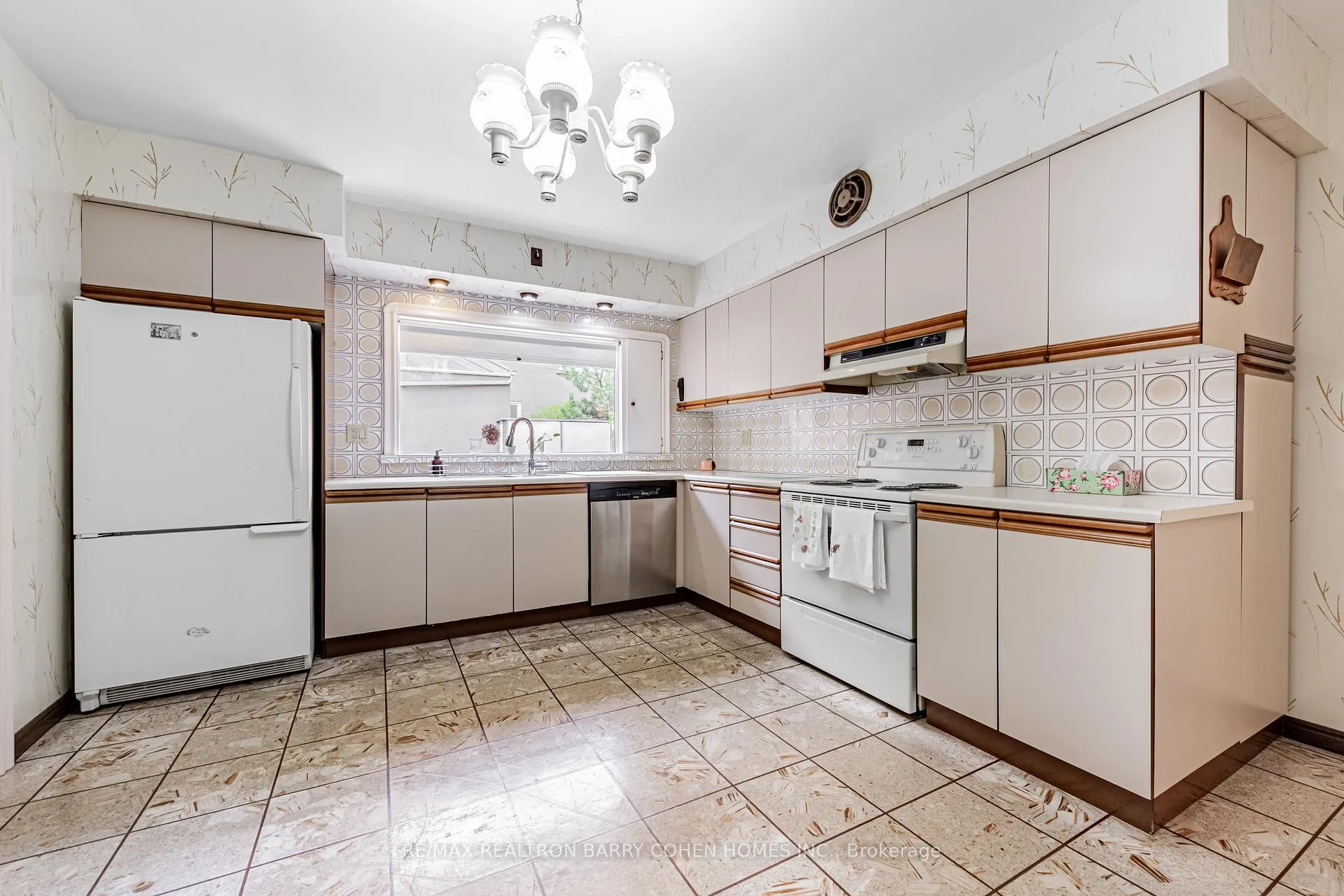 Photo 8 of 200 Cortleigh Boulevard, Toronto, Lawrence Park South — HOMEH