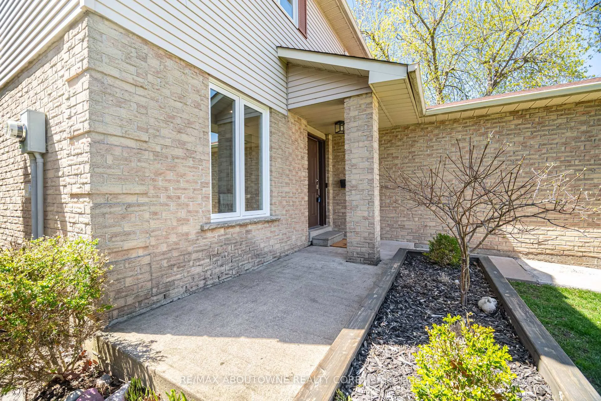 Photo 3 of 2395 Arnold Crescent, Burlington, Brant Hills — HOMEH