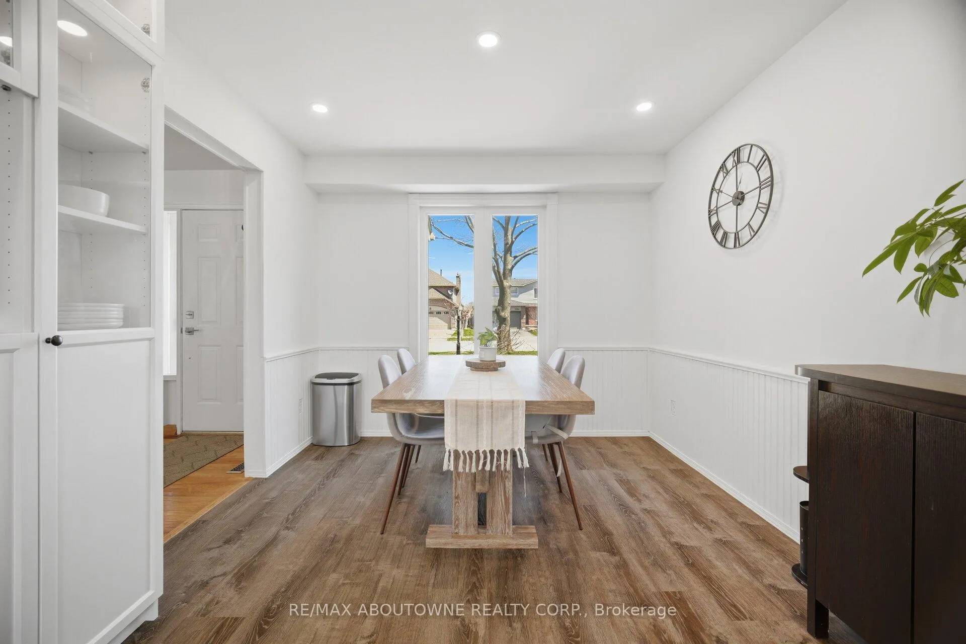 Photo 5 of 2395 Arnold Crescent, Burlington, Brant Hills — HOMEH