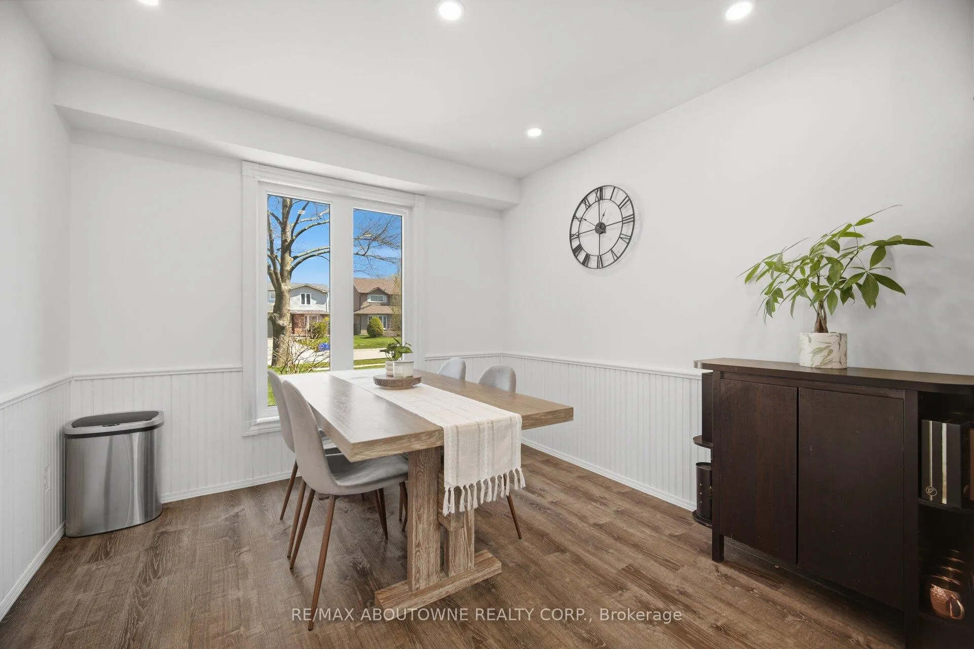 Photo 6 of 2395 Arnold Crescent, Burlington, Brant Hills — HOMEH