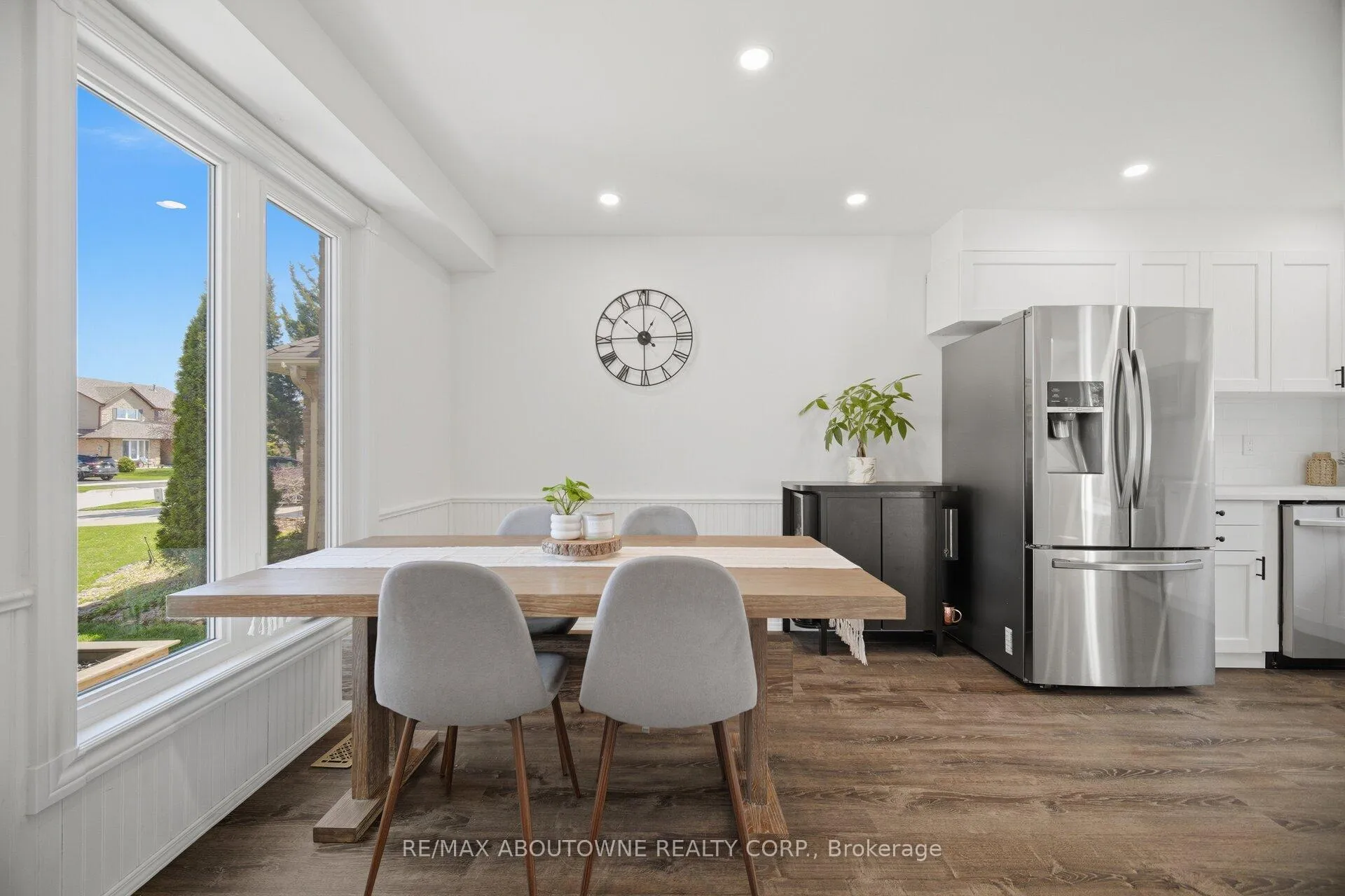 Photo 7 of 2395 Arnold Crescent, Burlington, Brant Hills — HOMEH