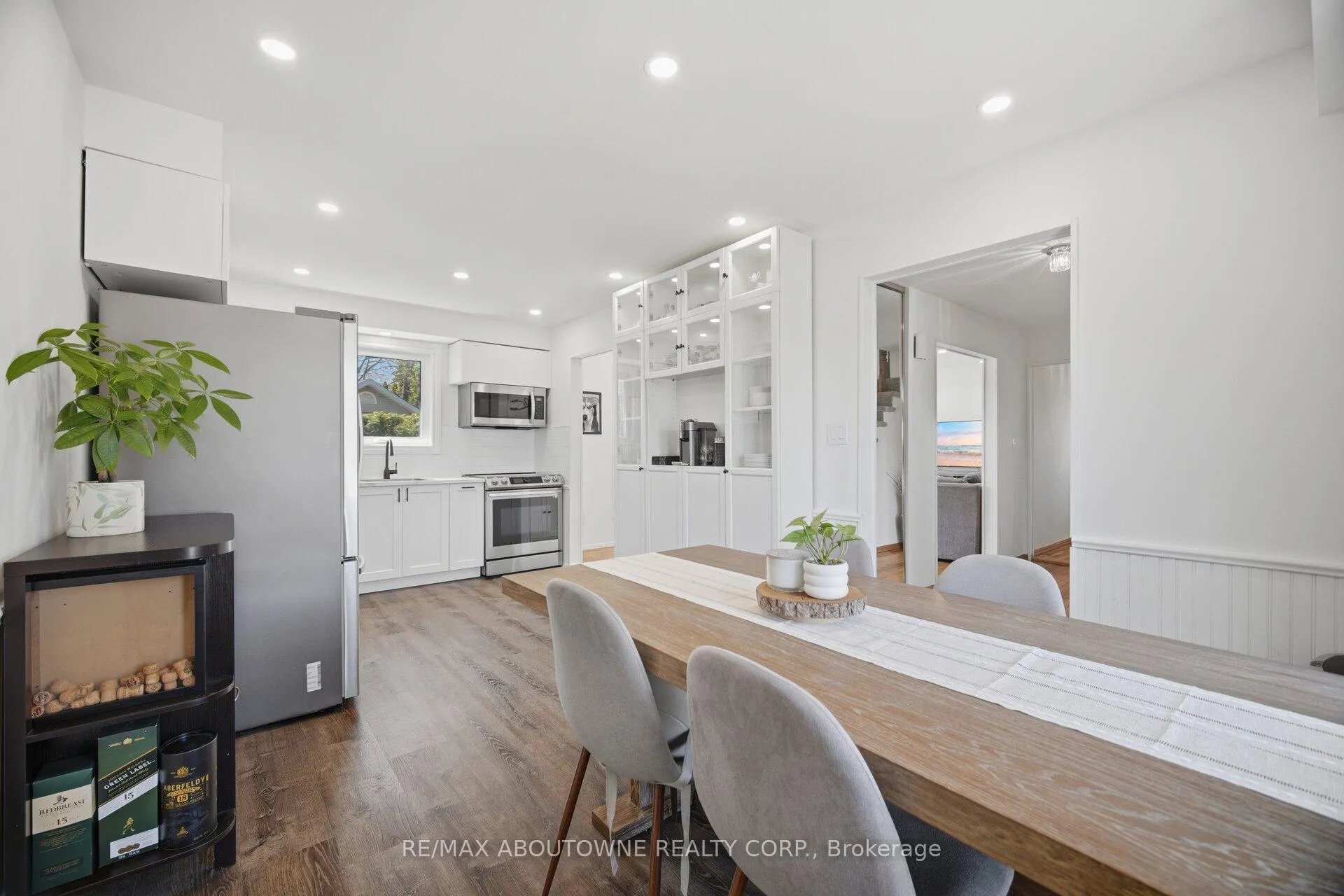 Photo 8 of 2395 Arnold Crescent, Burlington, Brant Hills — HOMEH