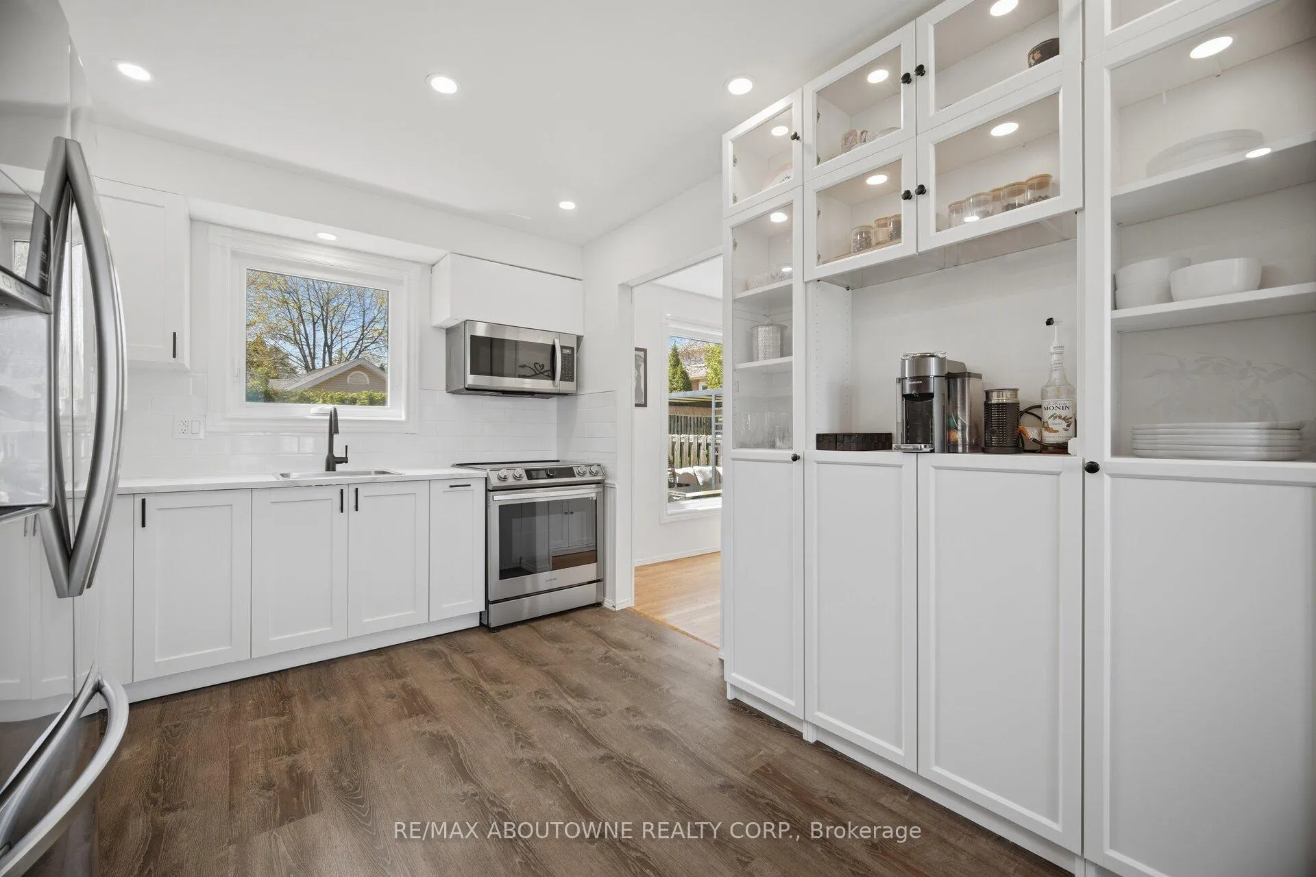 Photo 10 of 2395 Arnold Crescent, Burlington, Brant Hills — HOMEH
