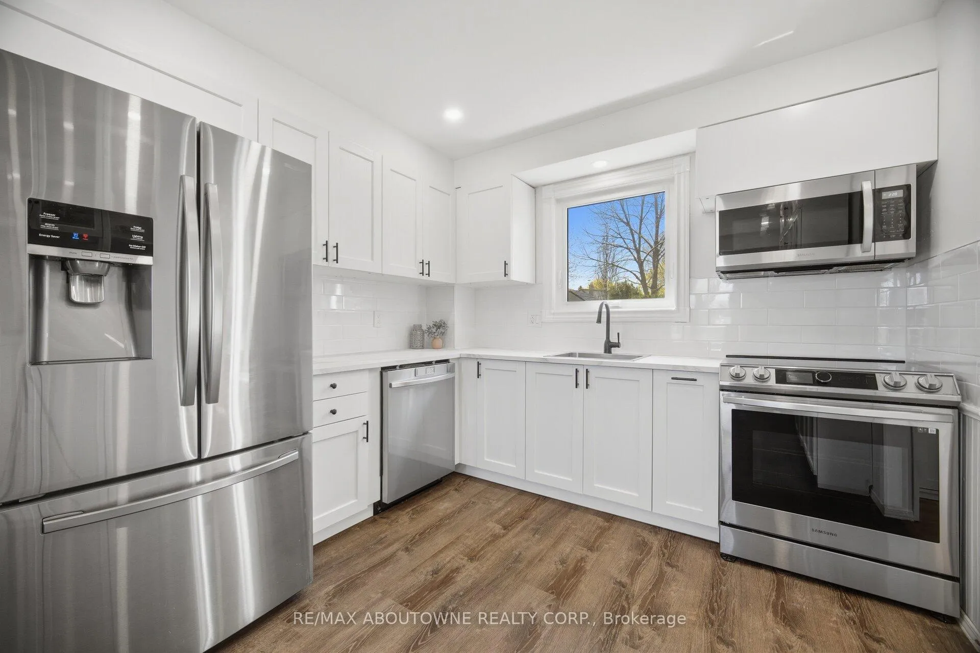 Photo 11 of 2395 Arnold Crescent, Burlington, Brant Hills — HOMEH