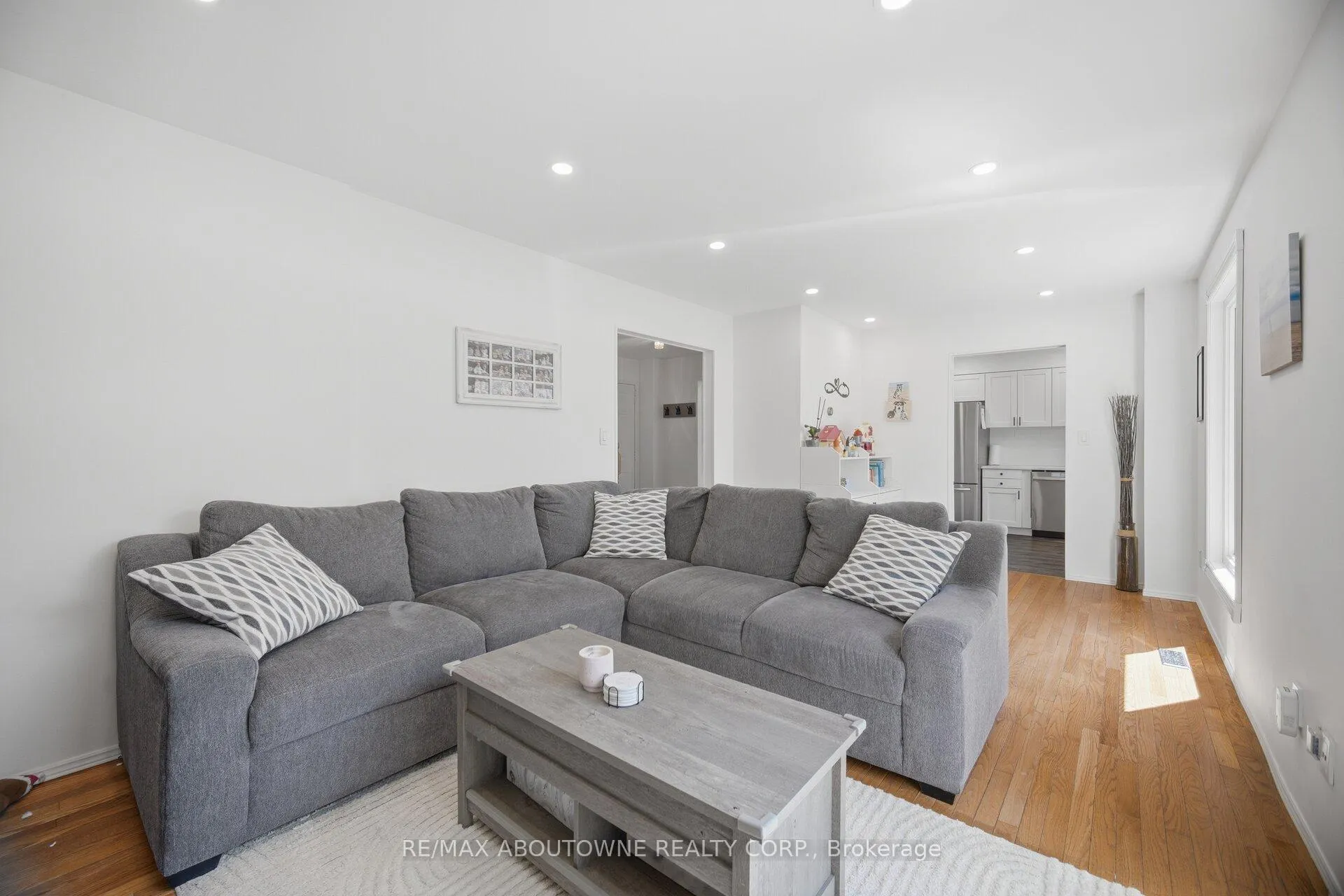 Photo 16 of 2395 Arnold Crescent, Burlington, Brant Hills — HOMEH