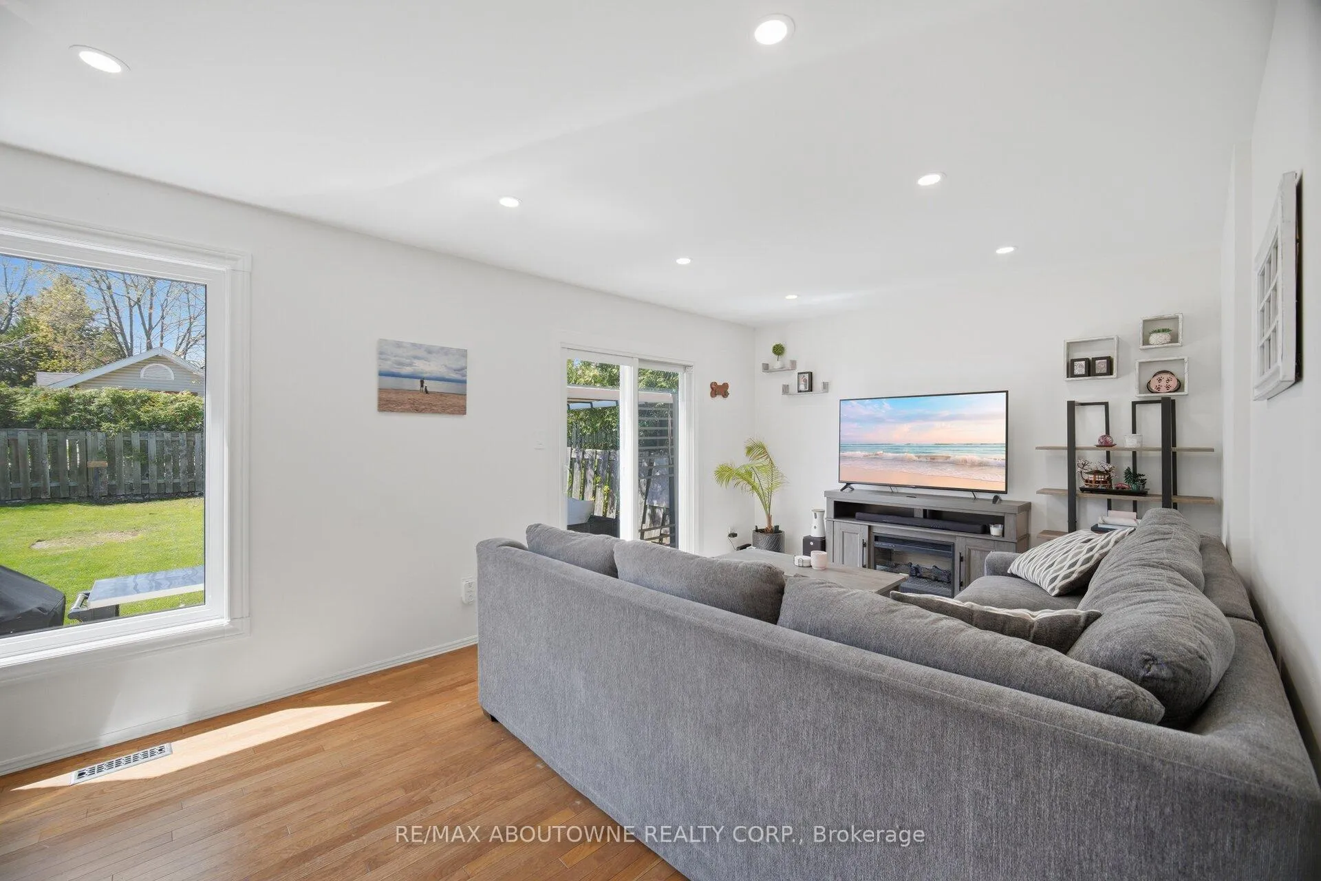 Photo 17 of 2395 Arnold Crescent, Burlington, Brant Hills — HOMEH