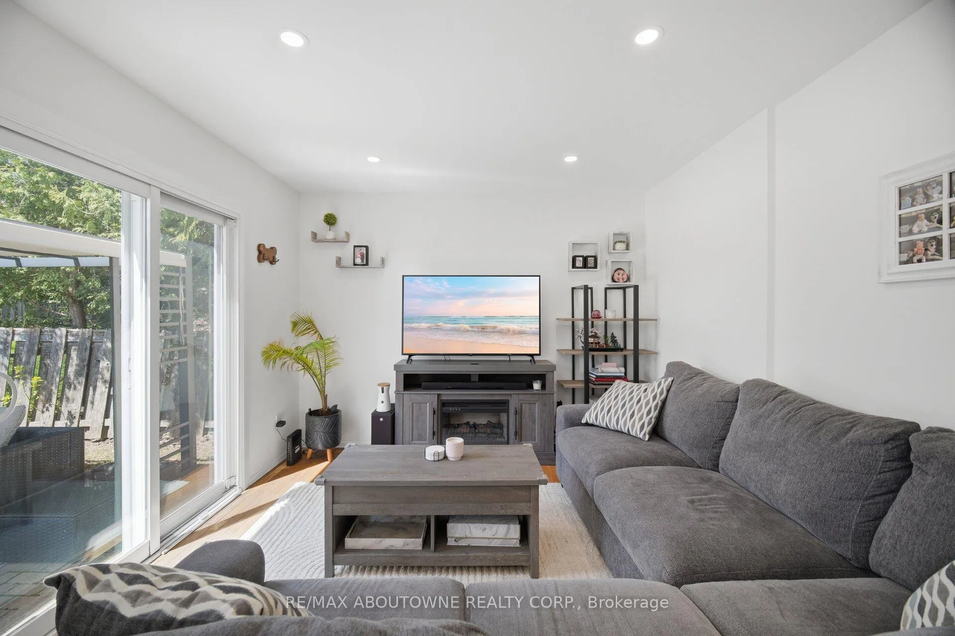 Photo 18 of 2395 Arnold Crescent, Burlington, Brant Hills — HOMEH