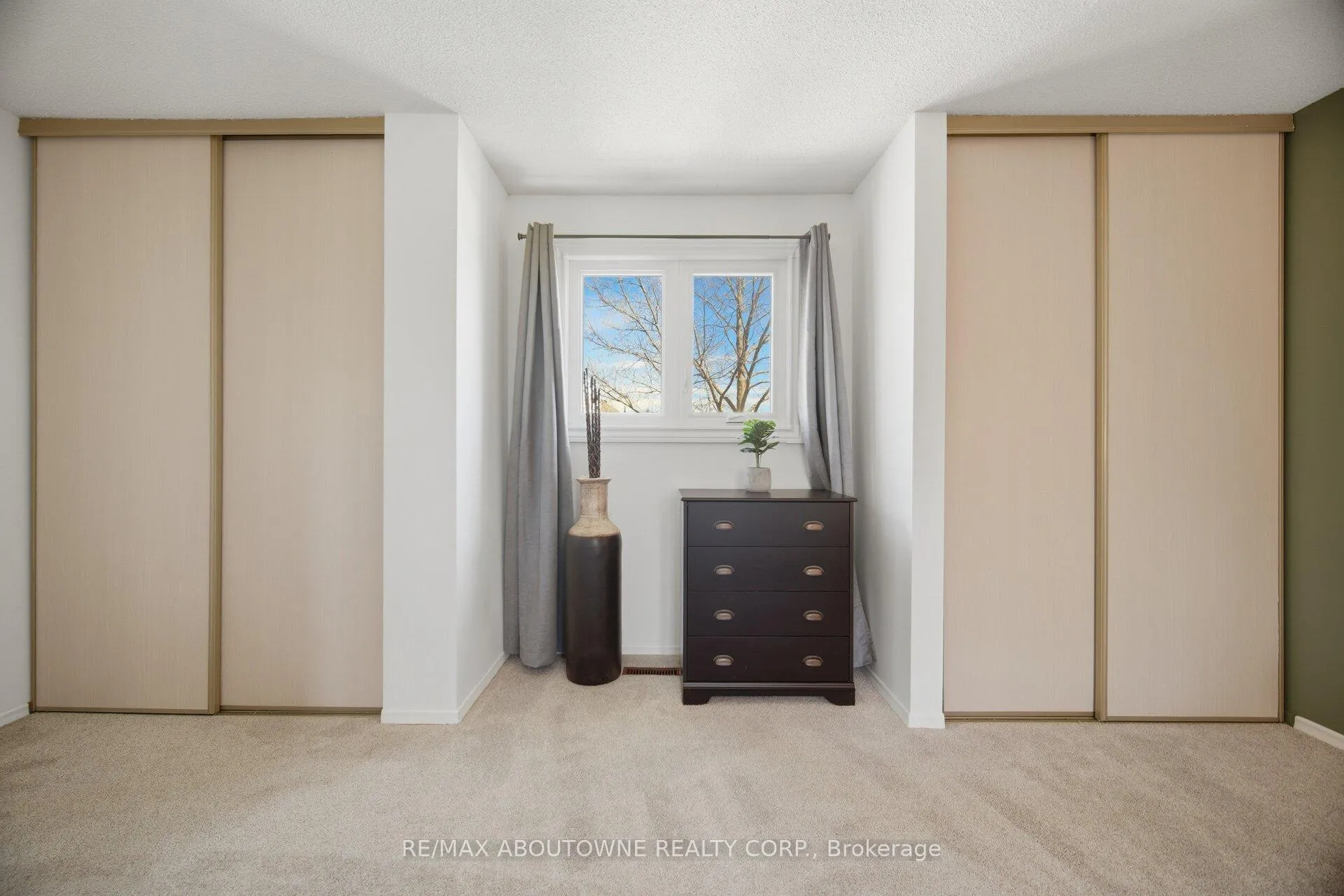 Photo 23 of 2395 Arnold Crescent, Burlington, Brant Hills — HOMEH