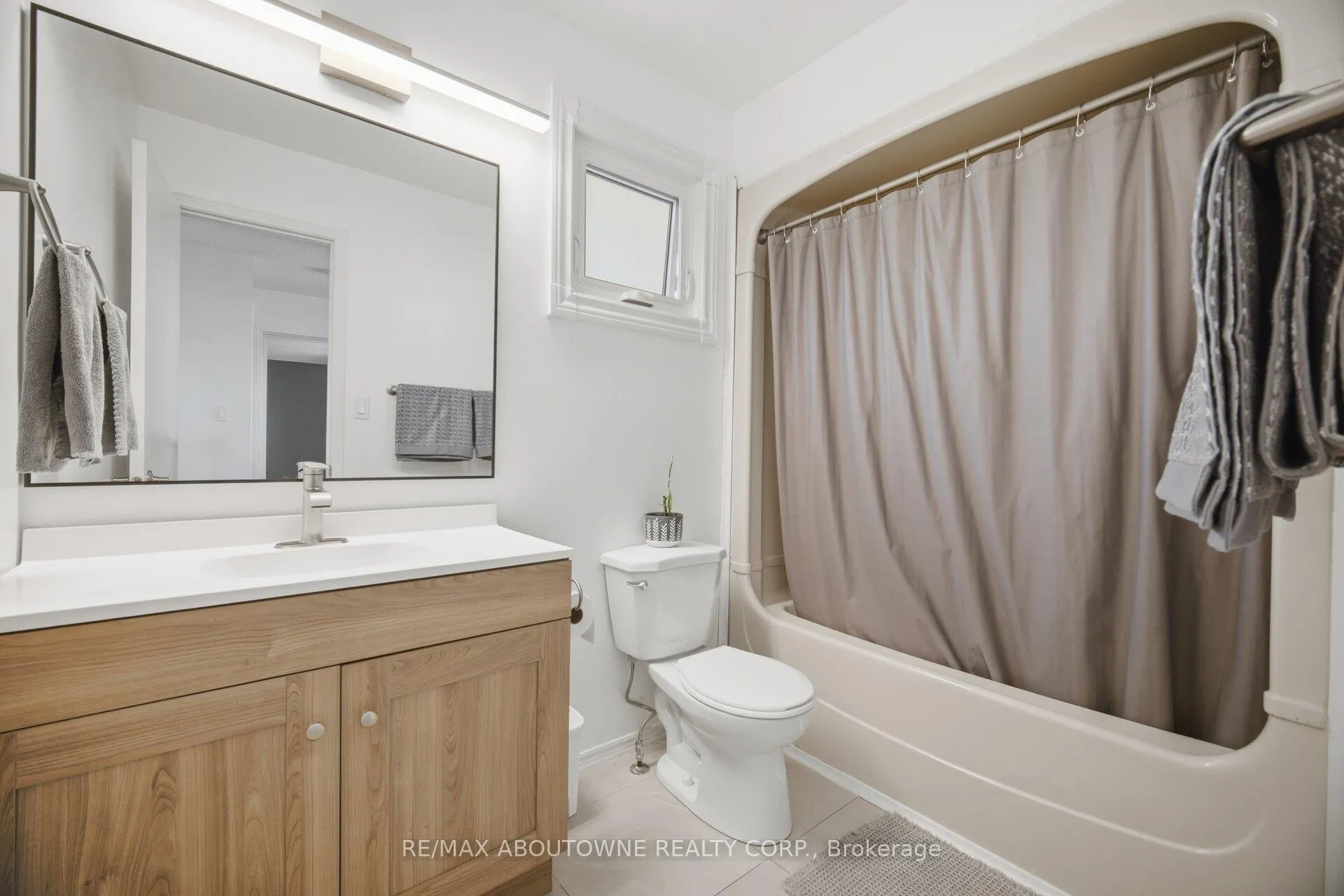 Photo 28 of 2395 Arnold Crescent, Burlington, Brant Hills — HOMEH