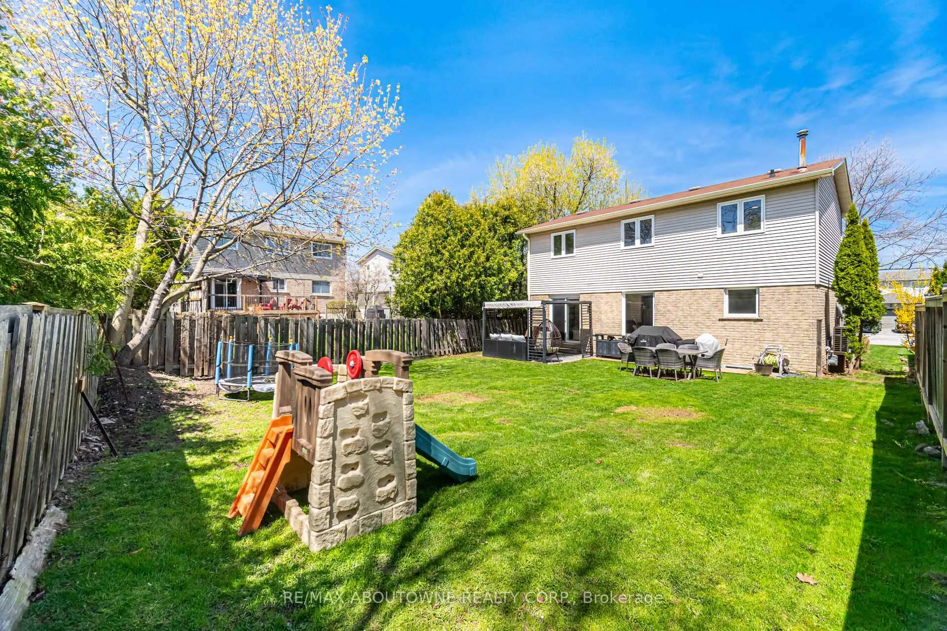 Photo 38 of 2395 Arnold Crescent, Burlington, Brant Hills — HOMEH
