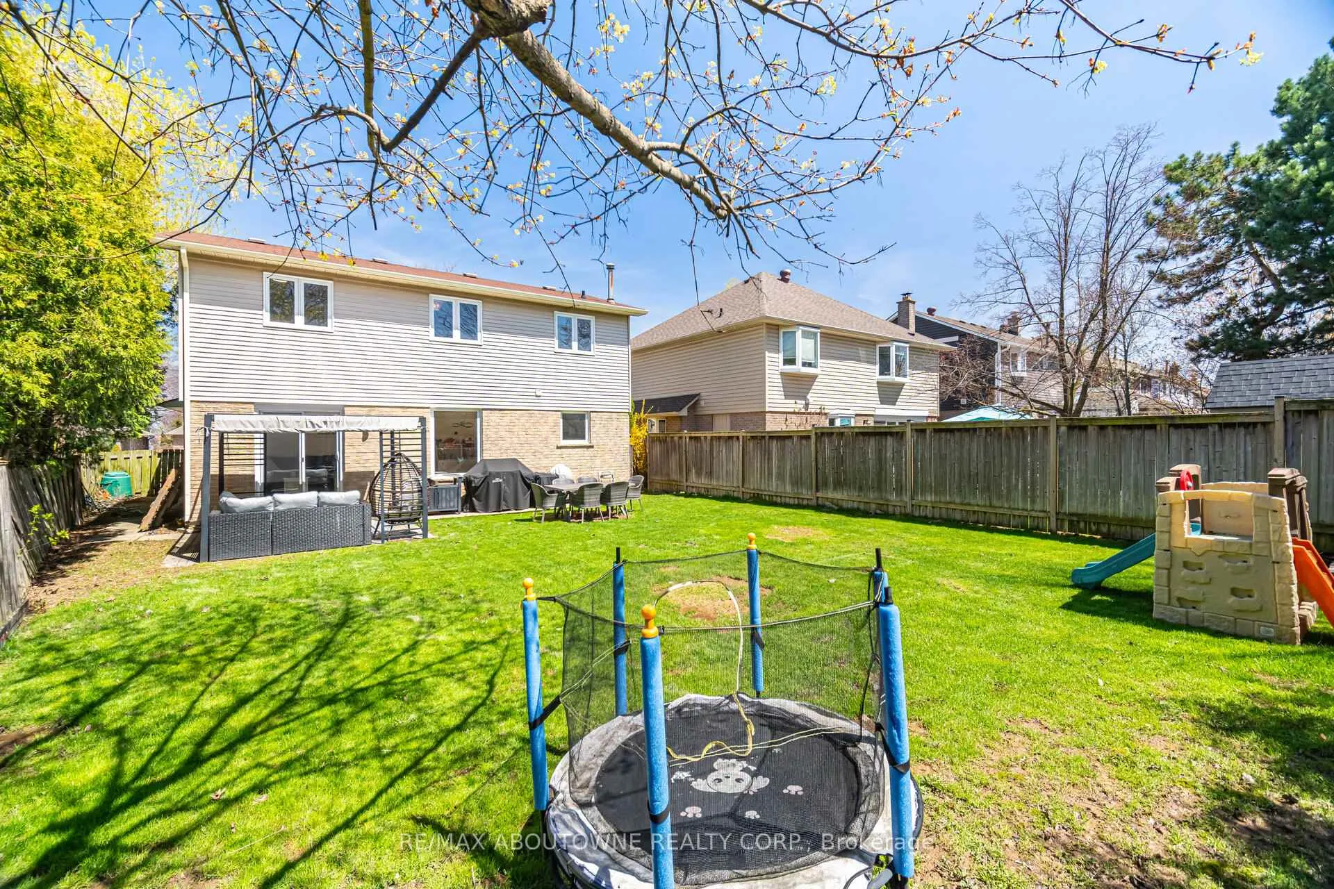 Photo 39 of 2395 Arnold Crescent, Burlington, Brant Hills — HOMEH