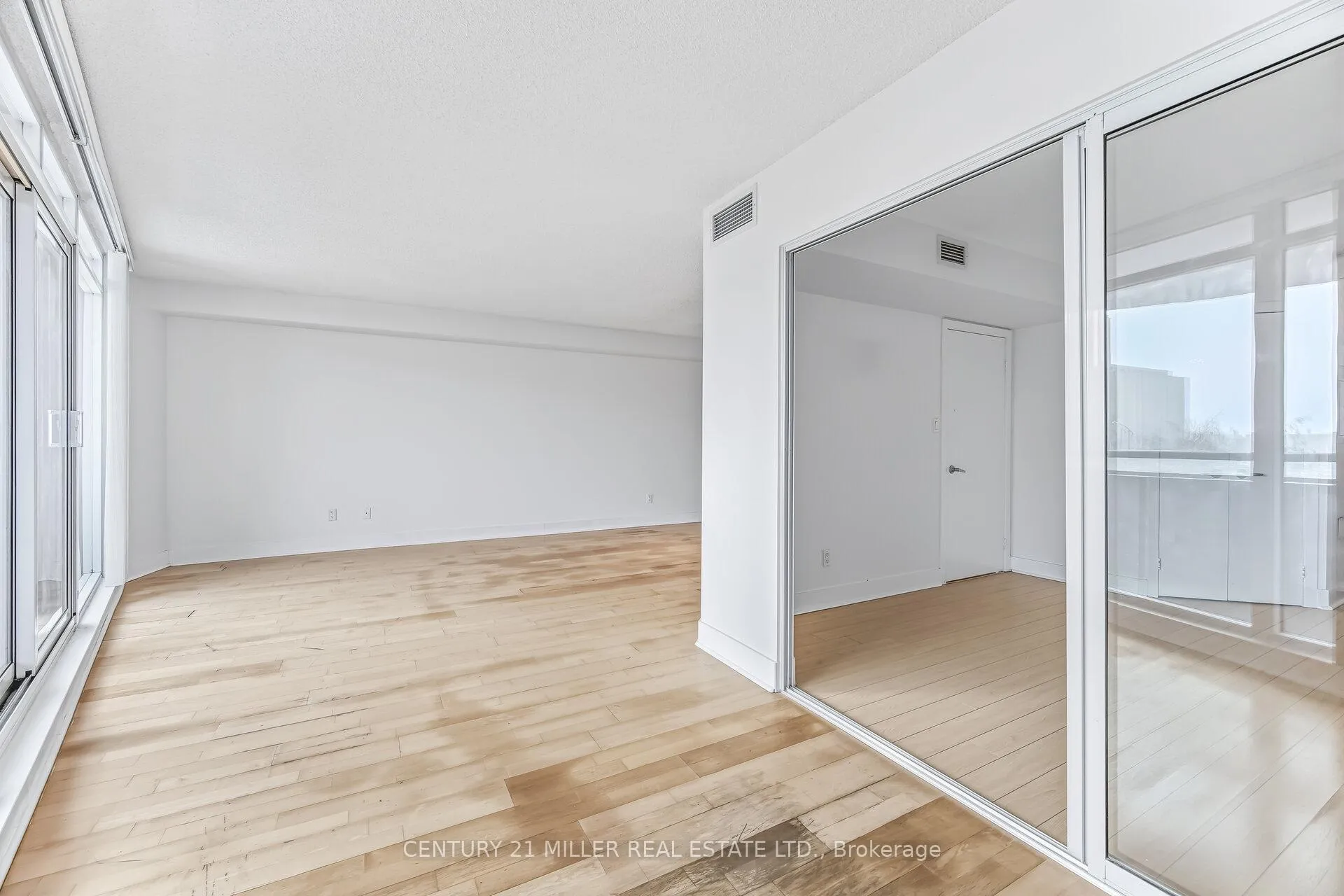 Photo 14 of Unit 318, 550 Queens Quay W, Toronto, Waterfront Communities — HOMEH