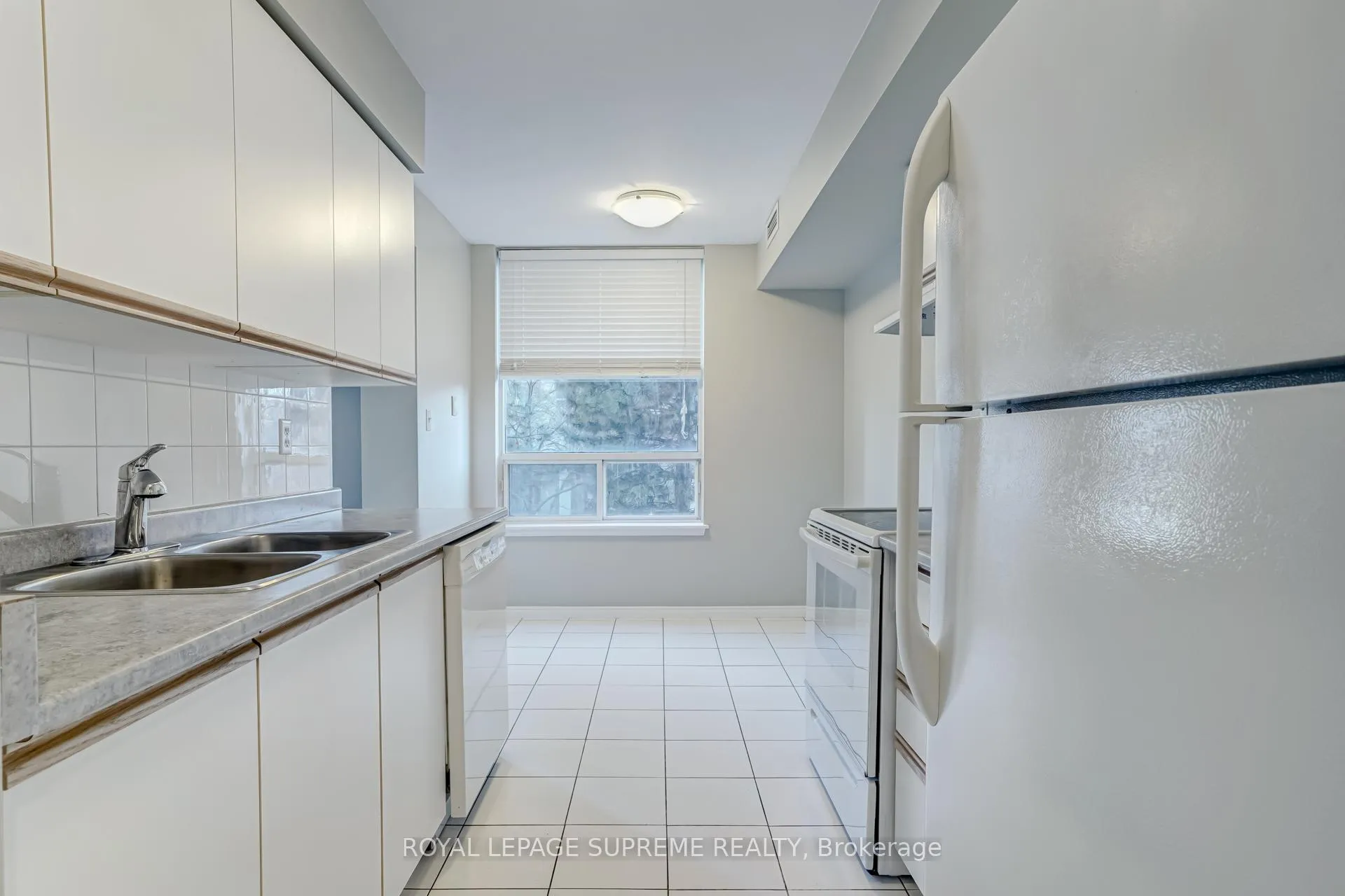 Photo 10 of Unit 210, 35 Empress Avenue, North York, Willowdale East — HOMEH