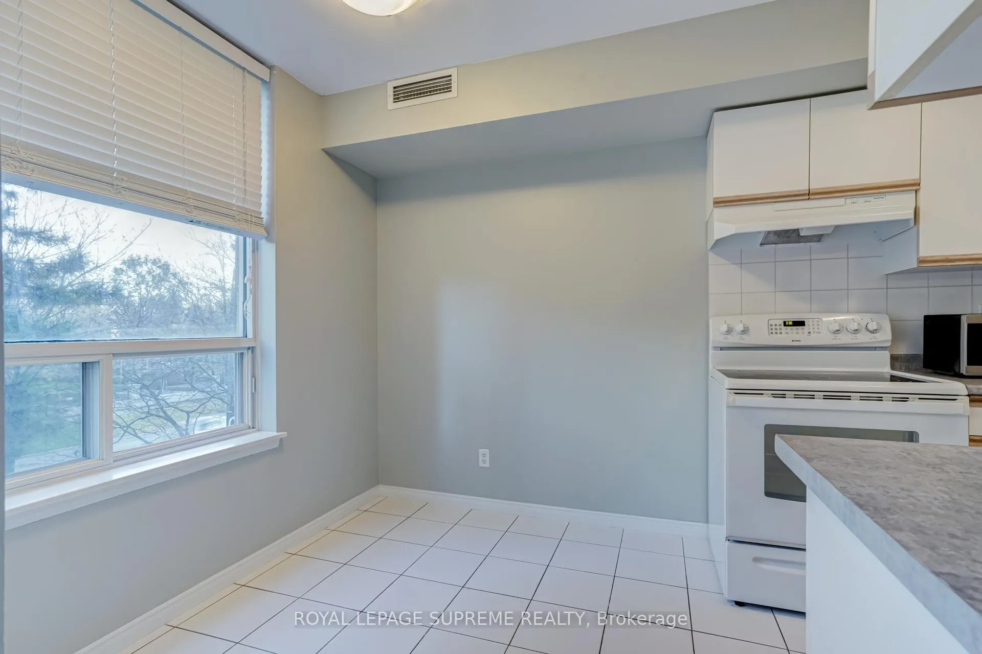 Photo 13 of Unit 210, 35 Empress Avenue, North York, Willowdale East — HOMEH